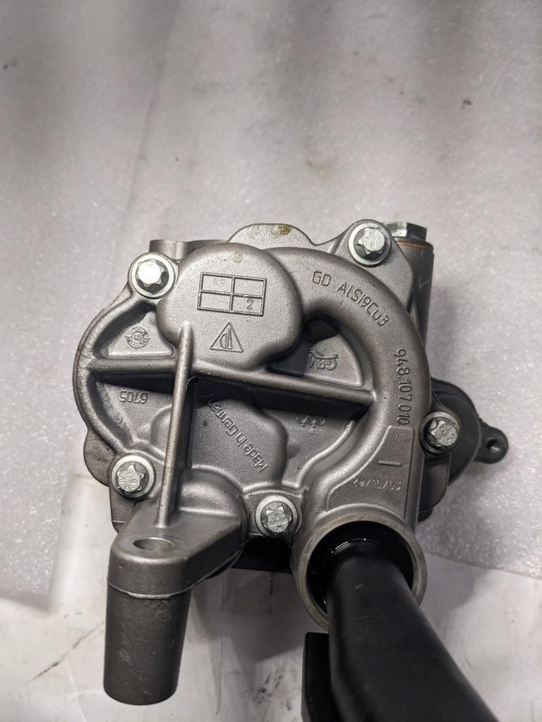 PORSCHE CAYENNE OIL PUMP WITH RESERVOIR 948107010 USED R24