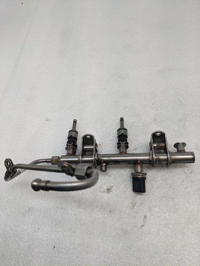 2014-18 PORSCHE MACAN PANAMERA LEFT FUEL RAIL W/INJECTORS 94611011800 USED R23