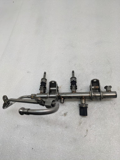 2014-18 PORSCHE MACAN PANAMERA LEFT FUEL RAIL W/INJECTORS 94611011800 USED R23