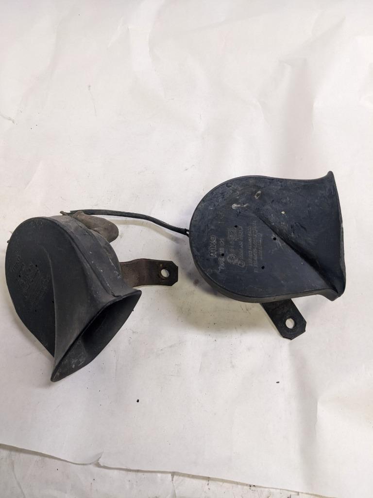 PORSCHE 84-91 944 LOW PITCH TONE ELECTRIC HORN SIREN MIXO TR129 PAIR #2 USED R21