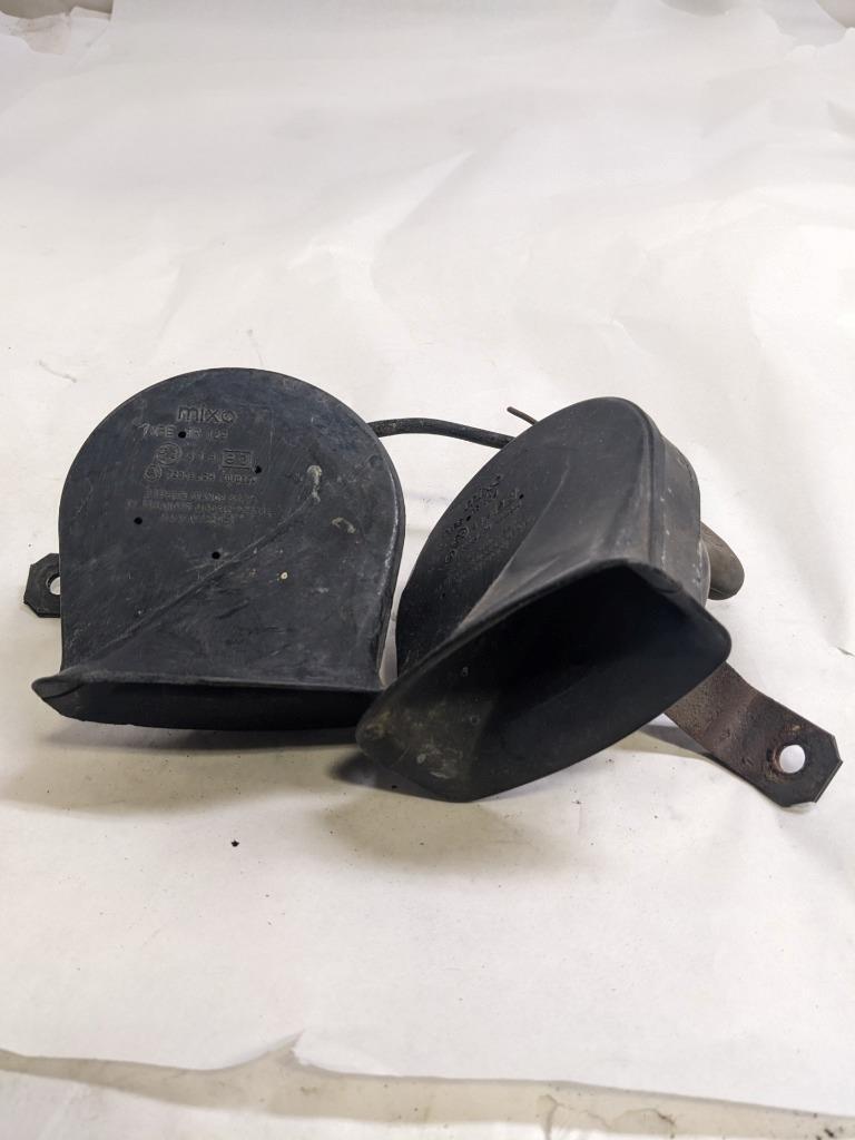 PORSCHE 84-91 944 LOW PITCH TONE ELECTRIC HORN SIREN MIXO TR129 PAIR #2 USED R21