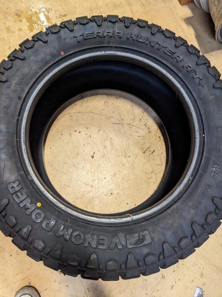 2 VENOM POWER TERRA HUNTER R/T  LT 305 55 20 121/118S LRF 12PLY TIRES TVPRT14NL