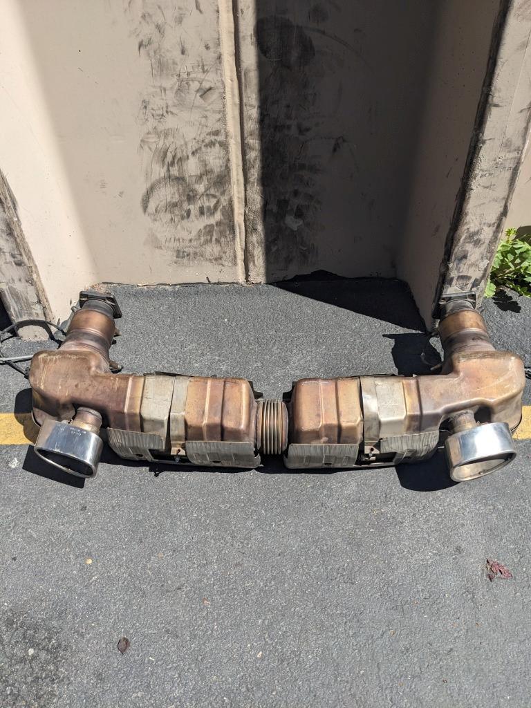 PORSCHE 99611102773 MUFFLER EXHAUST ASSEMBLY FOR 01-05 PORSCHE 911 996 USED B2