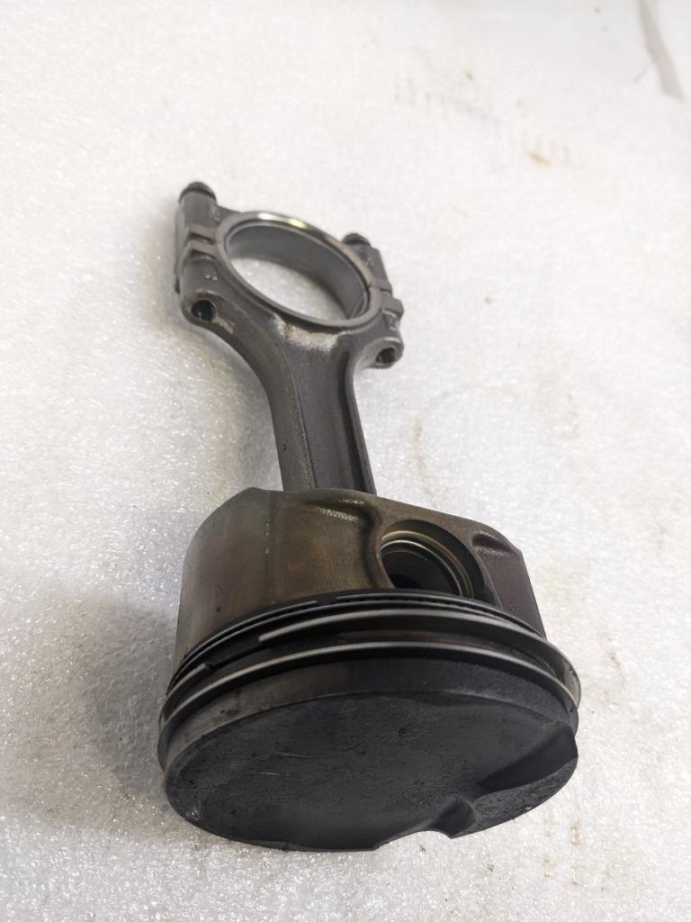 PORSCHE 996/911 CONNECTING PISTON RODS 9961031028R #2 USED 996BGL2T2