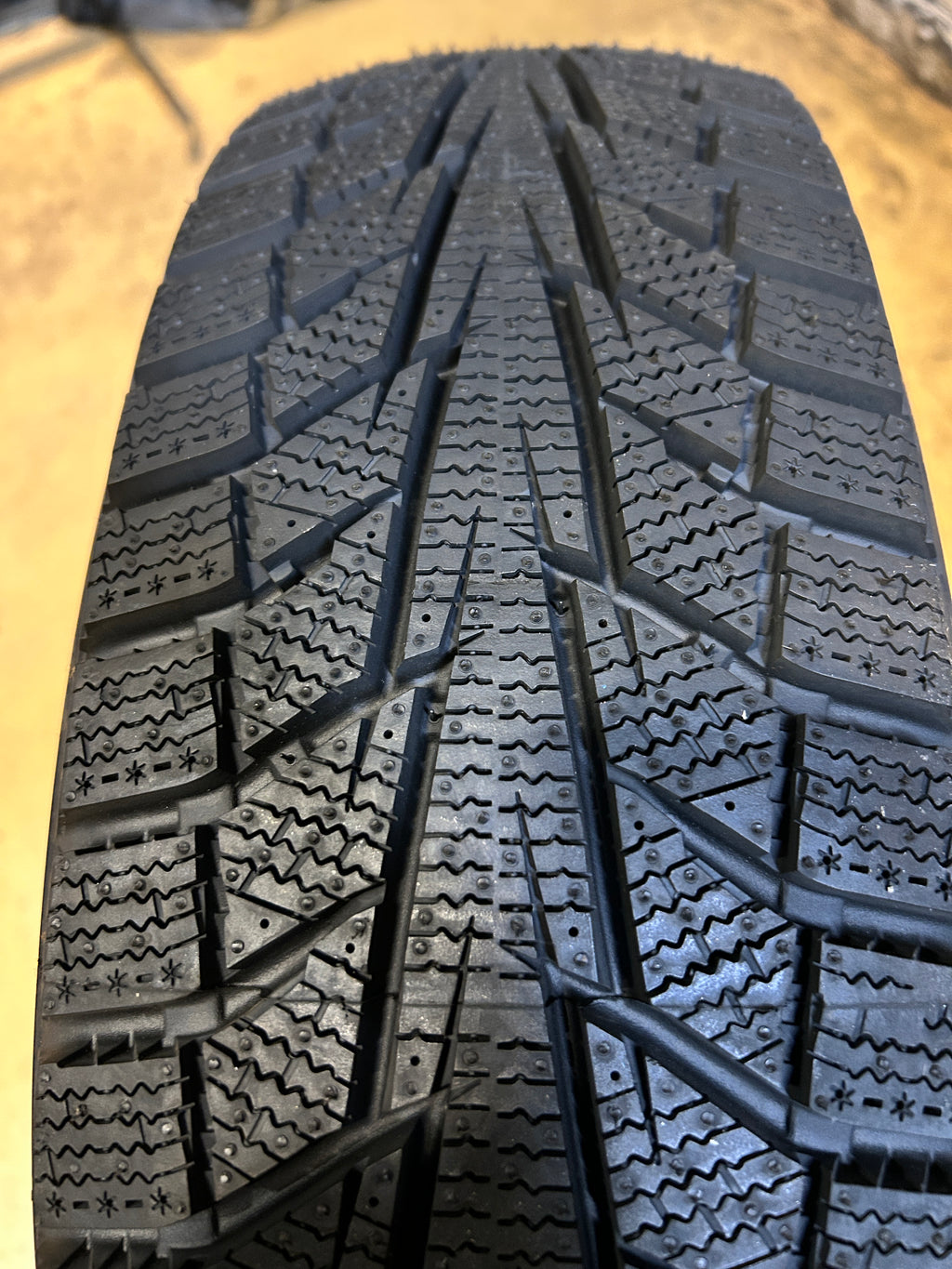 NOS HANKOOK WINTER ICEPT IZ2 BSW P 175 70 14 84T WINTER TIRE 1020326