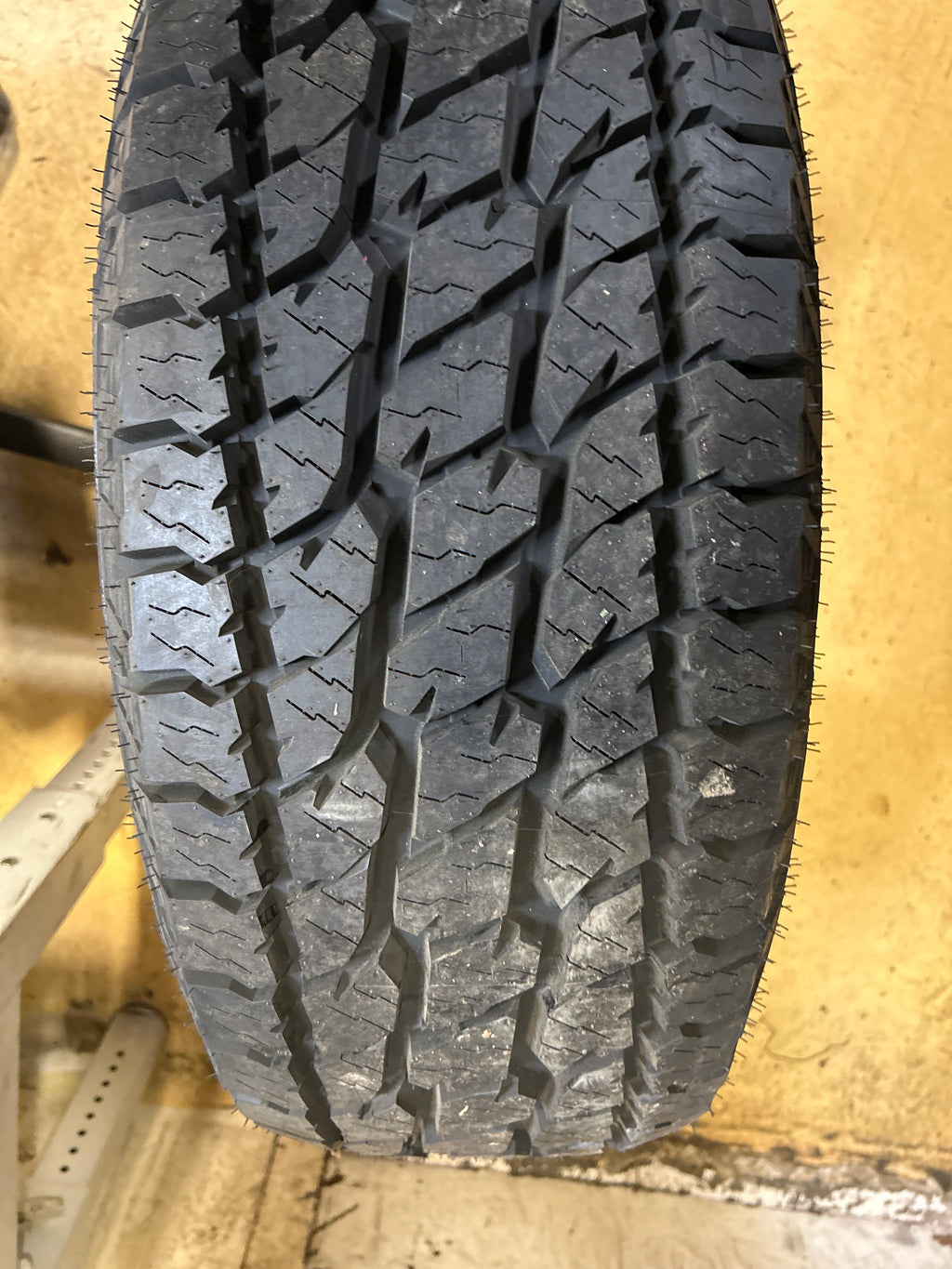 LANDSPIDER WILDTRAXX A/T OWL LT 285/65R18 125/122S ALL TERRAIN TIRE DAT035