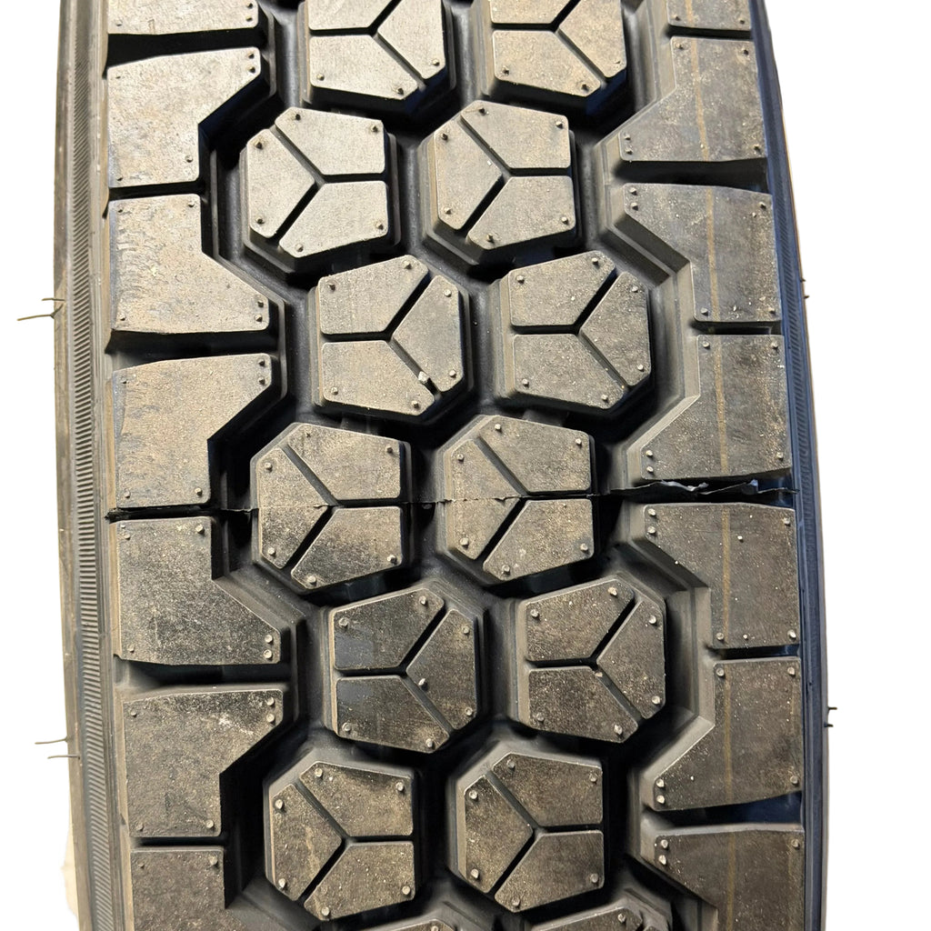(FREIGHT) NOS TRAVELSTAR TD547 BSW  225 70 19.5 128/126M 14PLY LRG DRIVE TIRE LLTBR016