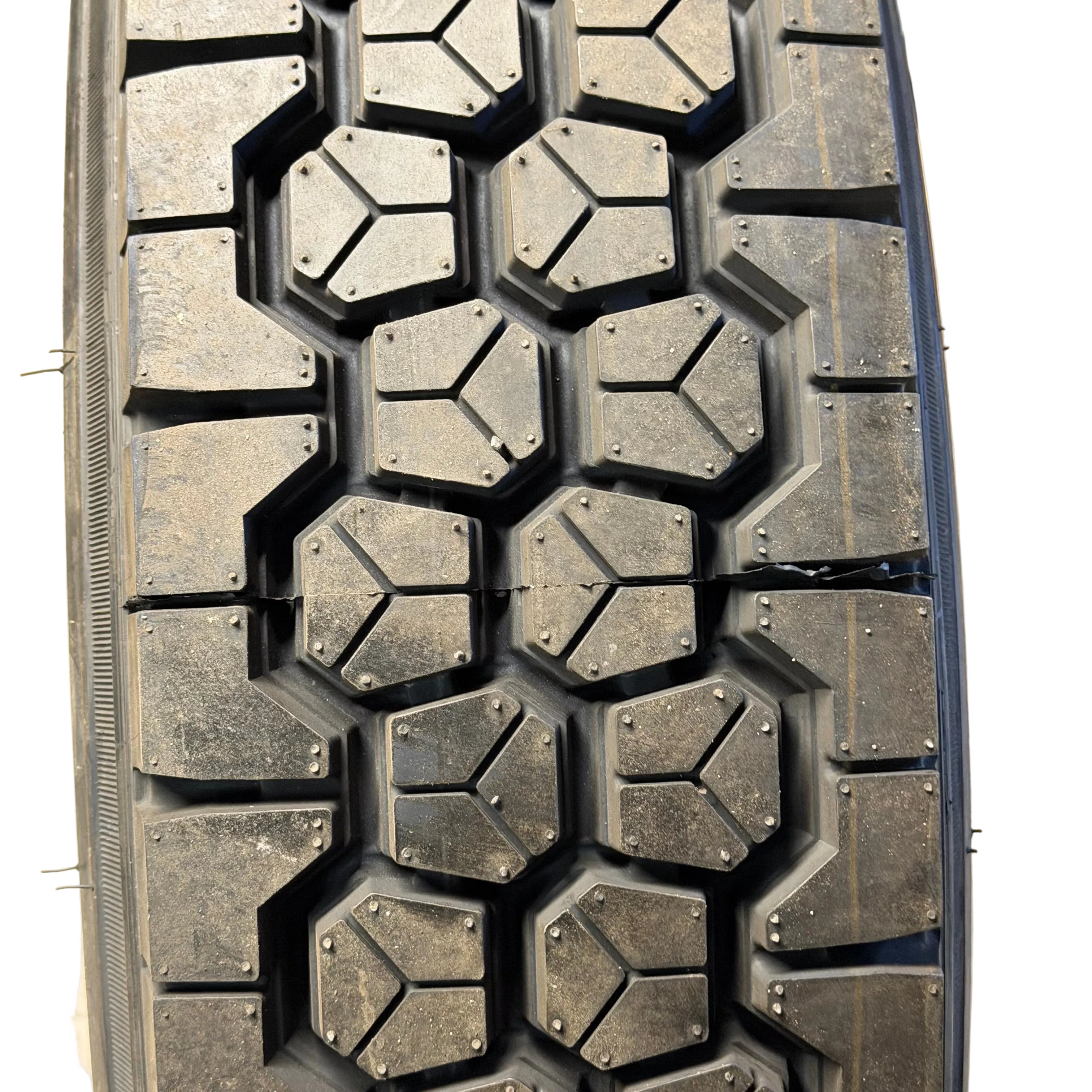 (FREIGHT) NOS TRAVELSTAR TD547 BSW  225 70 19.5 128/126M 14PLY LRG DRIVE TIRE LLTBR016