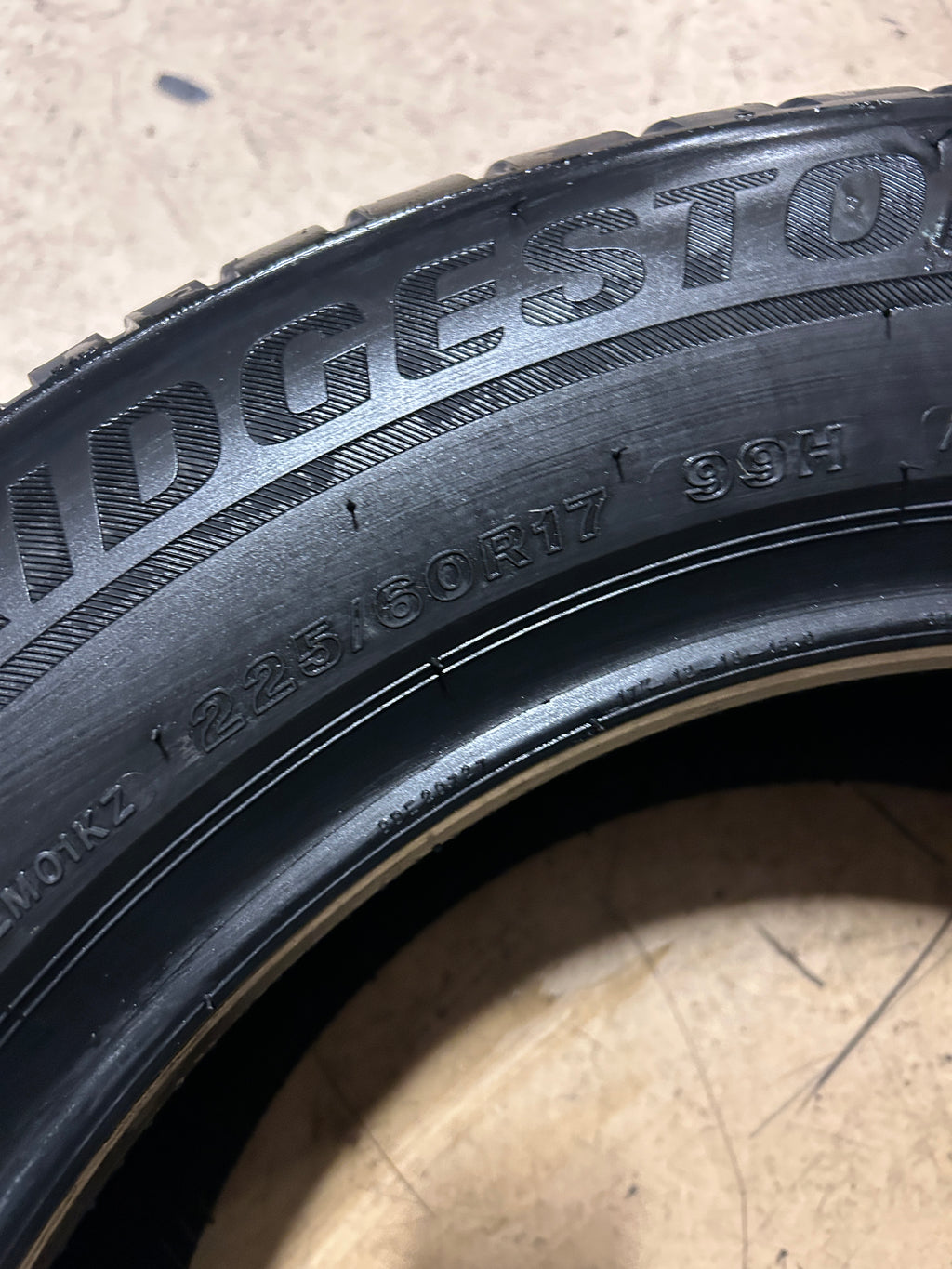BRIDGESTONE BLIZZAK LM001 BSW P 225 60 17 99H WINTER TIRE 011980
