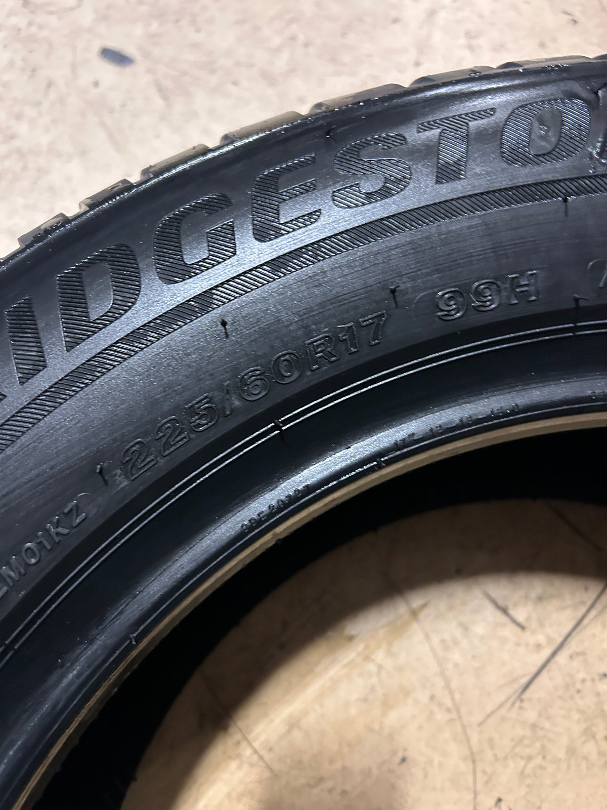 BRIDGESTONE BLIZZAK LM001 BSW P 225 60 17 99H WINTER TIRE 011980