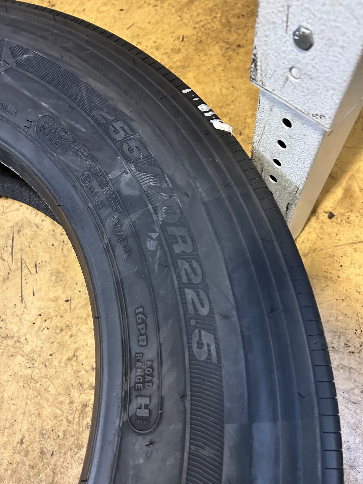 ROADMASTER RM272 BSW 255 70 22.5 140/137L 16PLY ALL POSITION TIRE 173017001