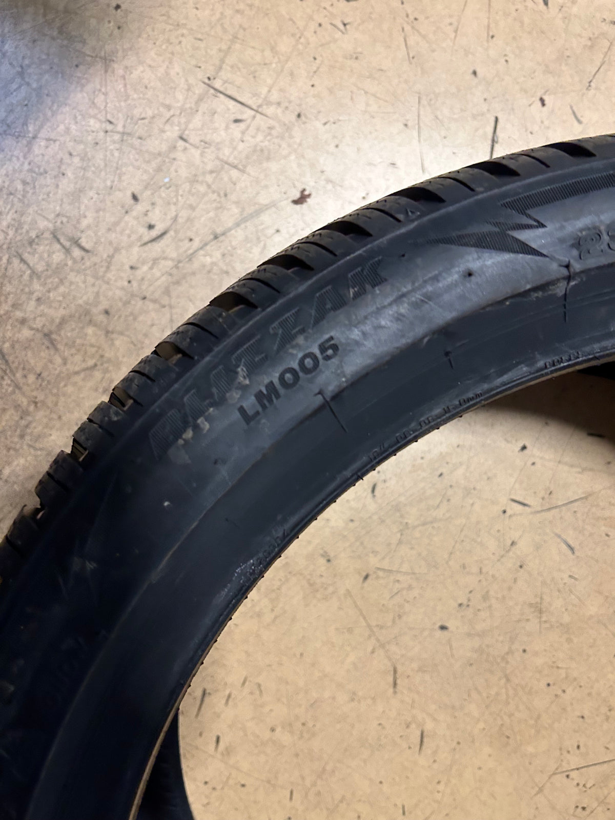 BRIDGESTONE BLIZZAK LM005 P 235 40 19 96V XL PERFORMANCE WINTER TIRE 015188