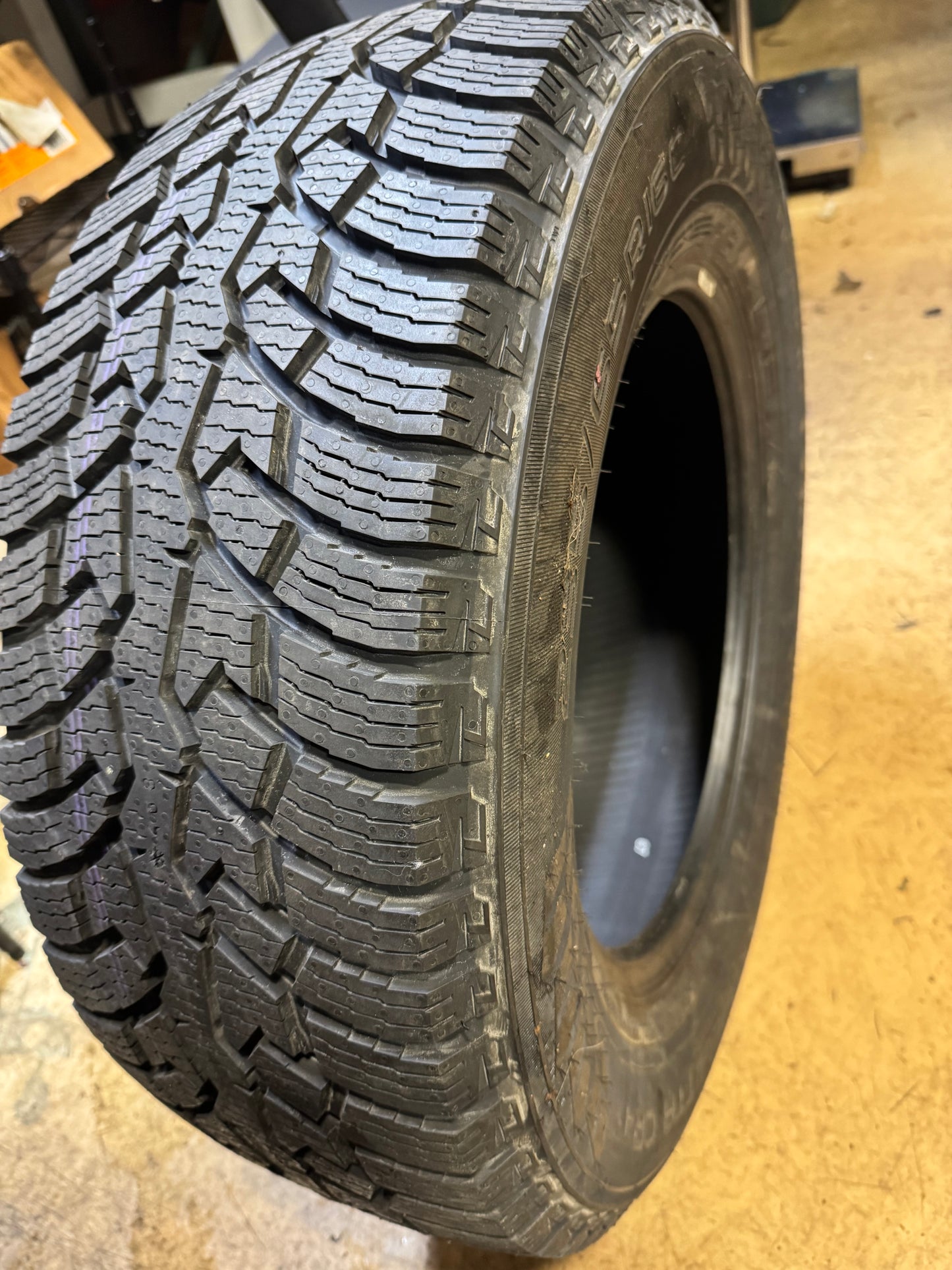 2 NOKIAN HAKKAPELIITTA CR4 BSW P 235 65 16 121/119R 10PLY WINTER TIRE T432379