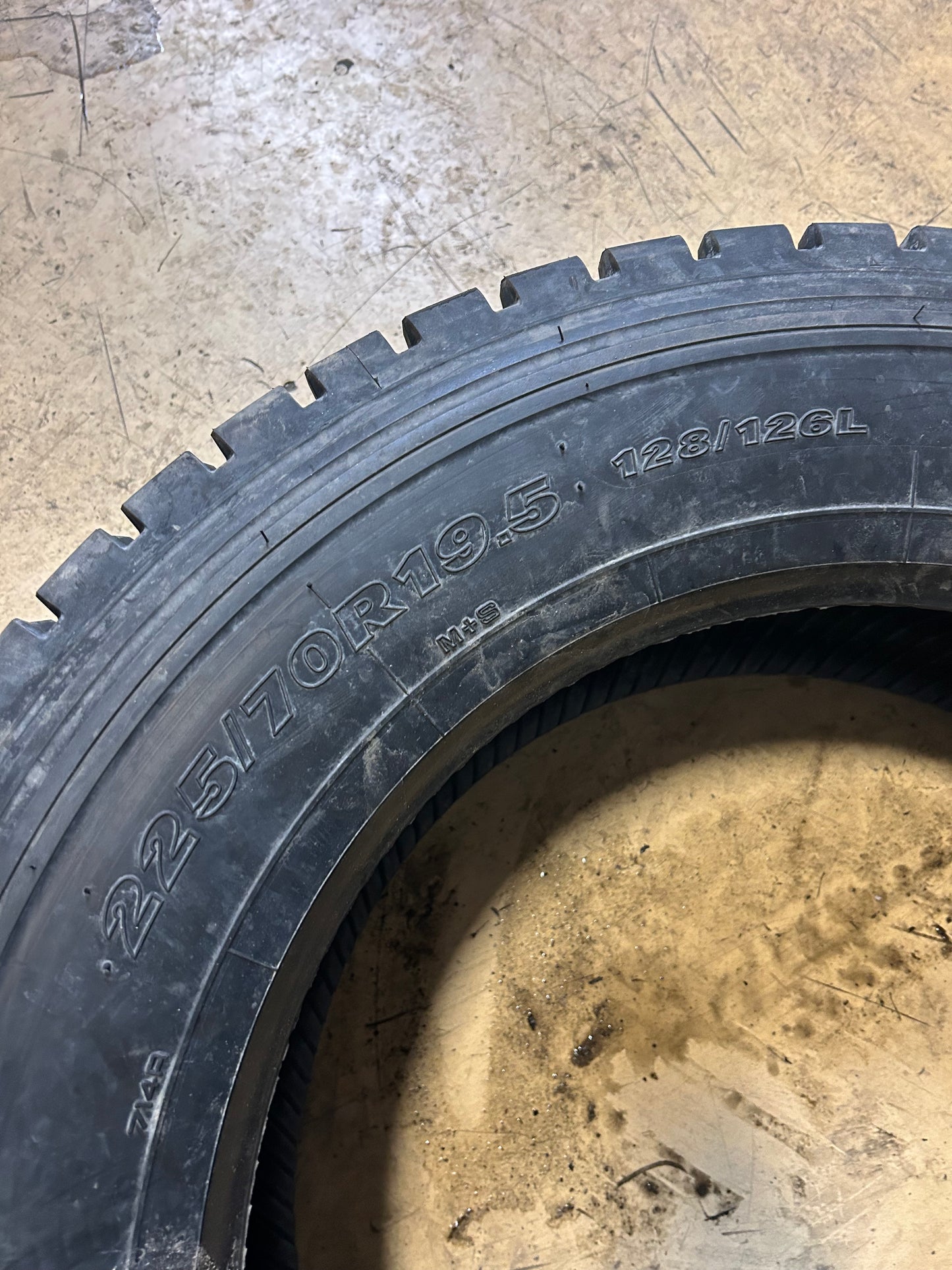 YOKOHAMA 714R BSW  225 70 19.5 128/126L 14PLY DRIVE TIRE 120171401