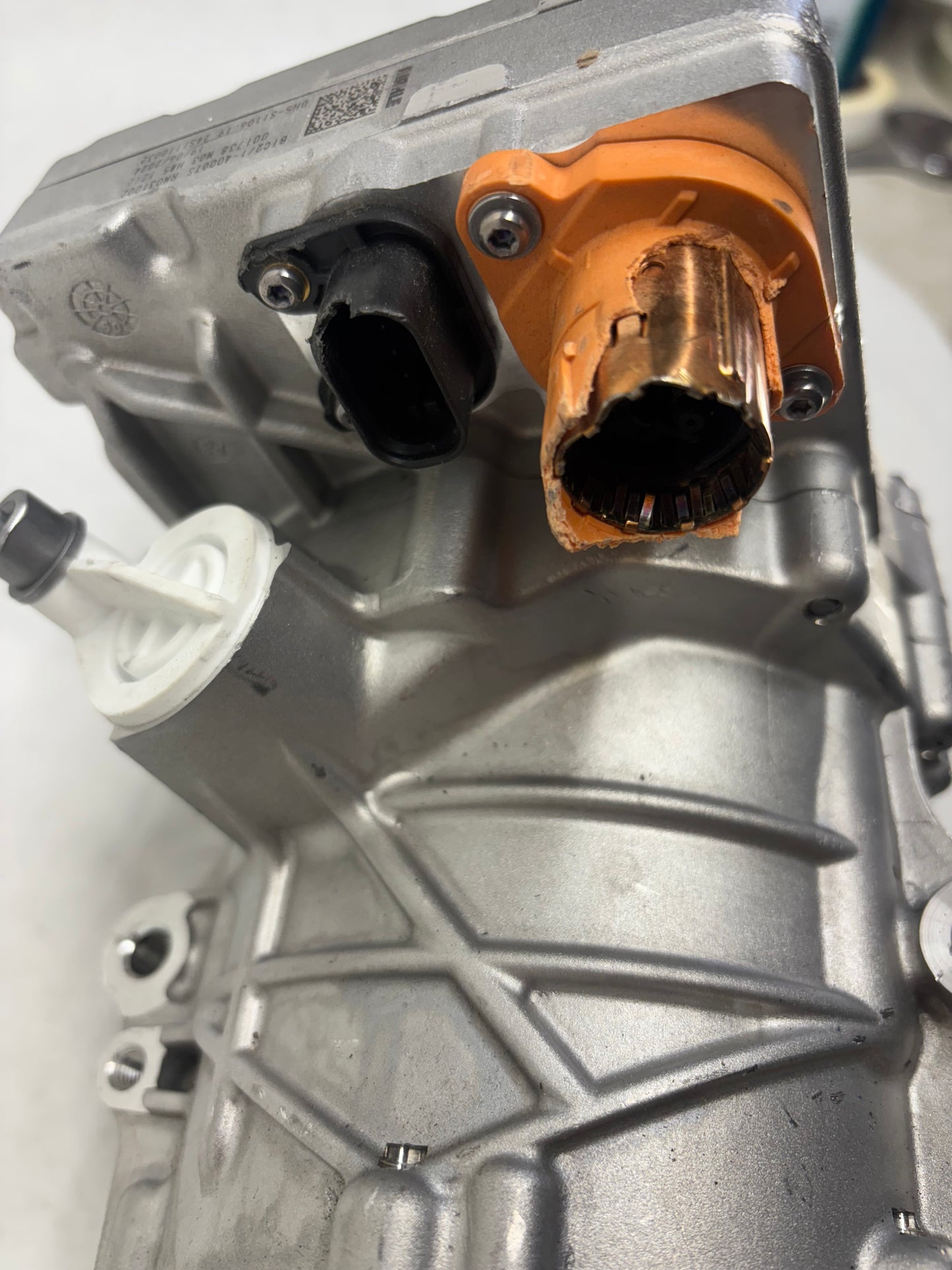 FREIGHTLINER AC COMPRESSOR 57CC 400V ERC MAHLE 22-79626-000 DAMAGED - 1