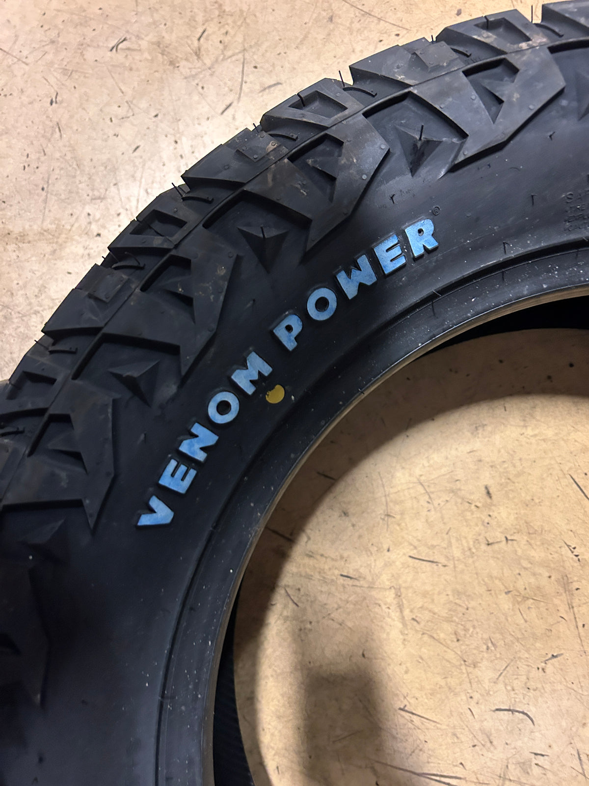 VENOM POWER TERRA HUNTER X/T2 RWL P 275 60 20 115T RUGGED TIRE VPXT213R