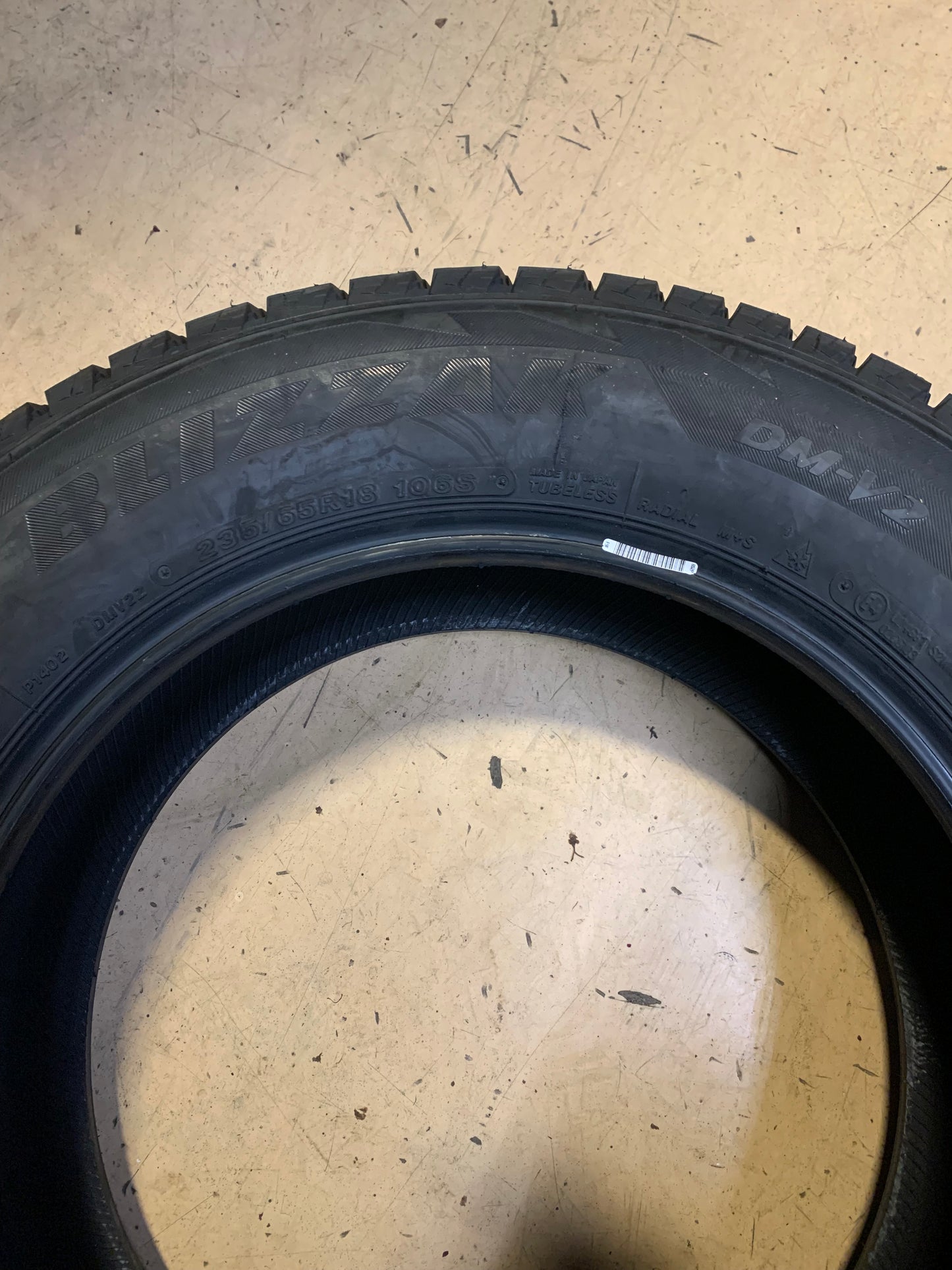 BRIDGESTONE BLIZZAK DM V2 BSW P 235 65 18 106S WINTER TIRE 015811