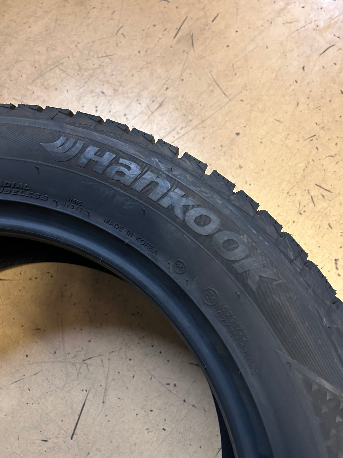 NOS HANKOOK WINTER ICEPT IZ2 BSW P 235 55 17 99T  WINTER TIRE 1020357