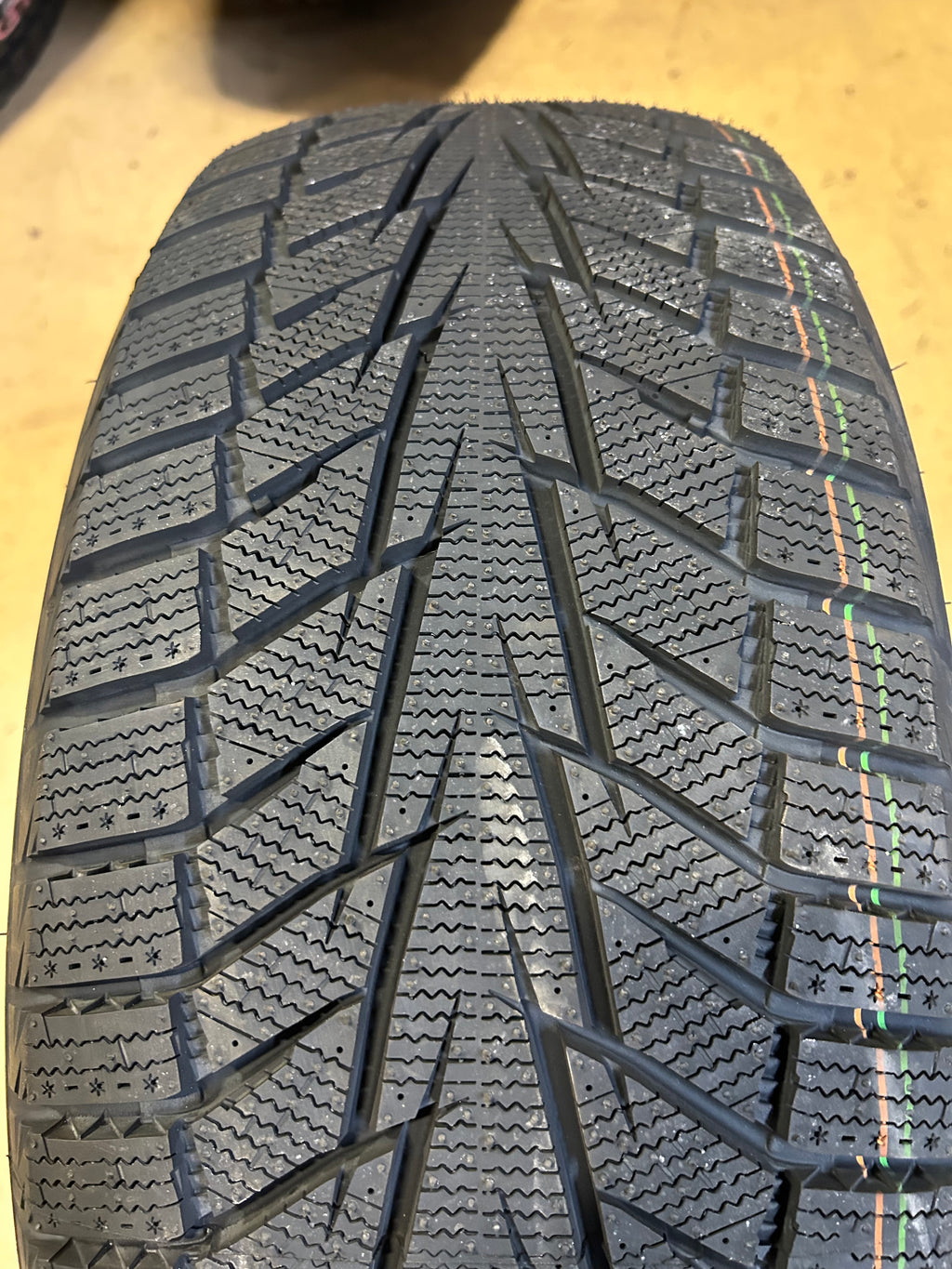 NOS HANKOOK WINTER ICEPT IZ2 BSW P 235 55 17 99T  WINTER TIRE 1020357