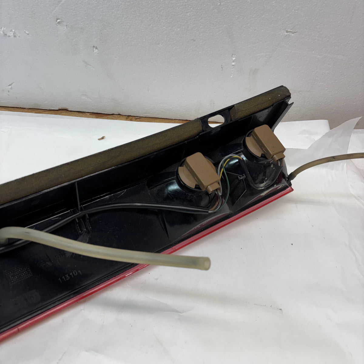 USED GENUINE PORSCHE CARREA 911 84-86 REAR CENTER PANEL LIGHT 0018439R38