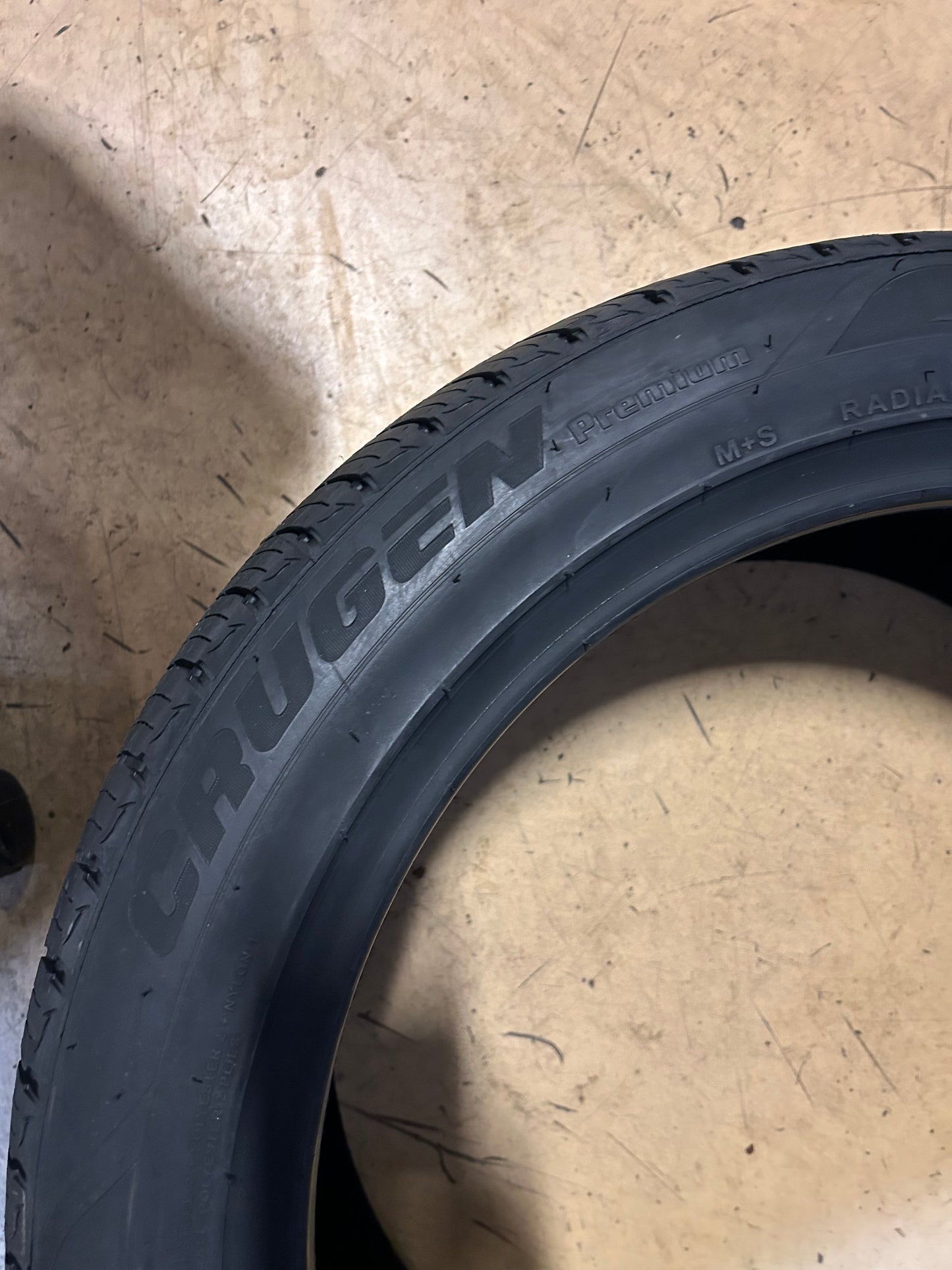 KUMHO CRUGEN PREMIUM KL33 BSW P 245 45 19 98H ALL SEASON TIRE 2176893
