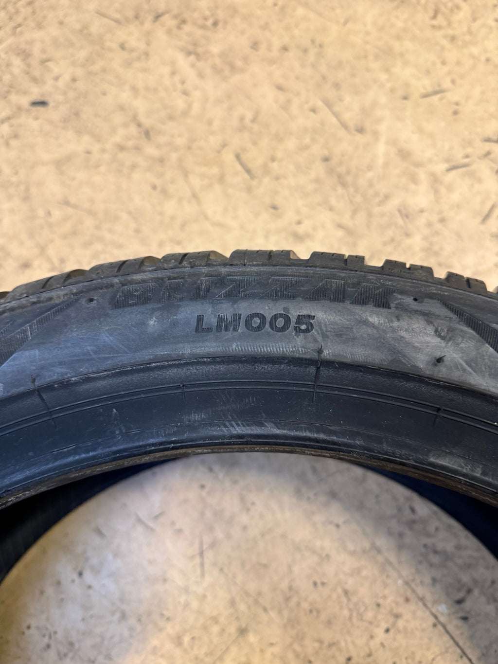 BRIDGESTONE BLIZZAK LM005 BSW P 245 40 19 98V XL WINTER TIRE 007900