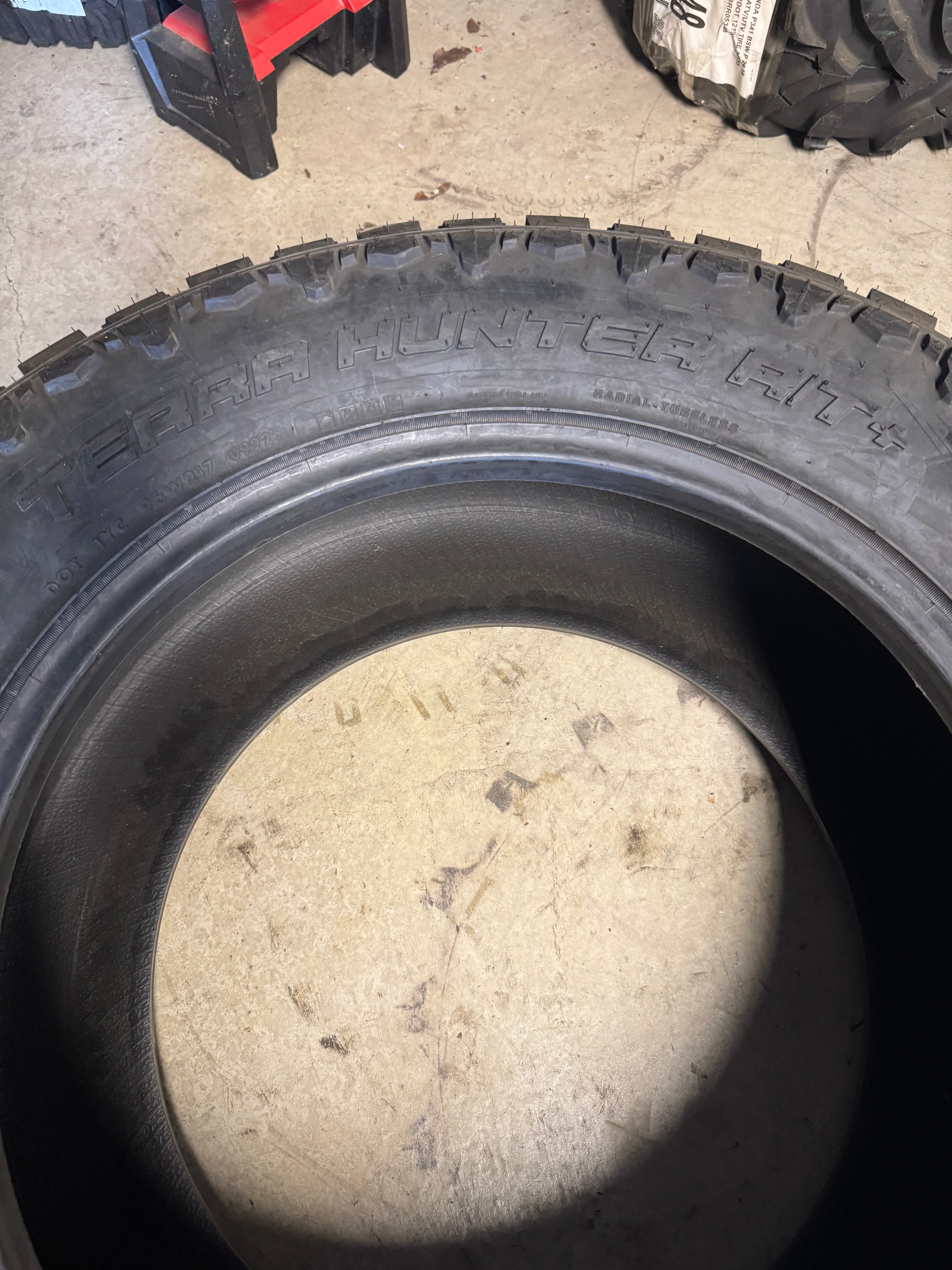 VENOM POWER TERRA HUNTER R/T+  BSW LT 35 13.5 20 126Q 12PLY RUGGED TERRAIN TIRE TVPRT39