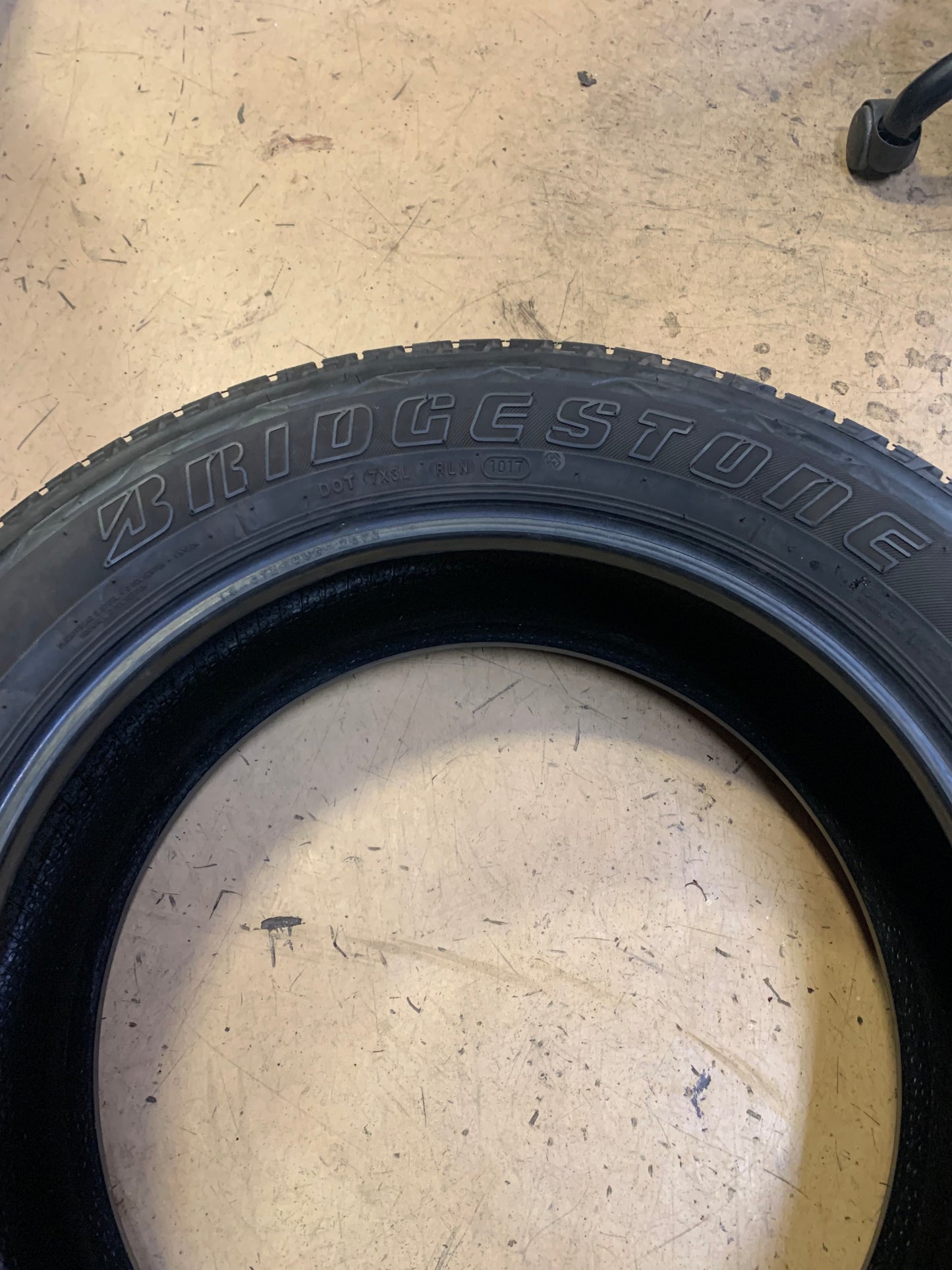 USED 11/32 OF 11/32 BRIDGESTONE DUELER HL ALENZA PLUS P 235 55 18 100V LRB ALL SEASON TIRE 000455