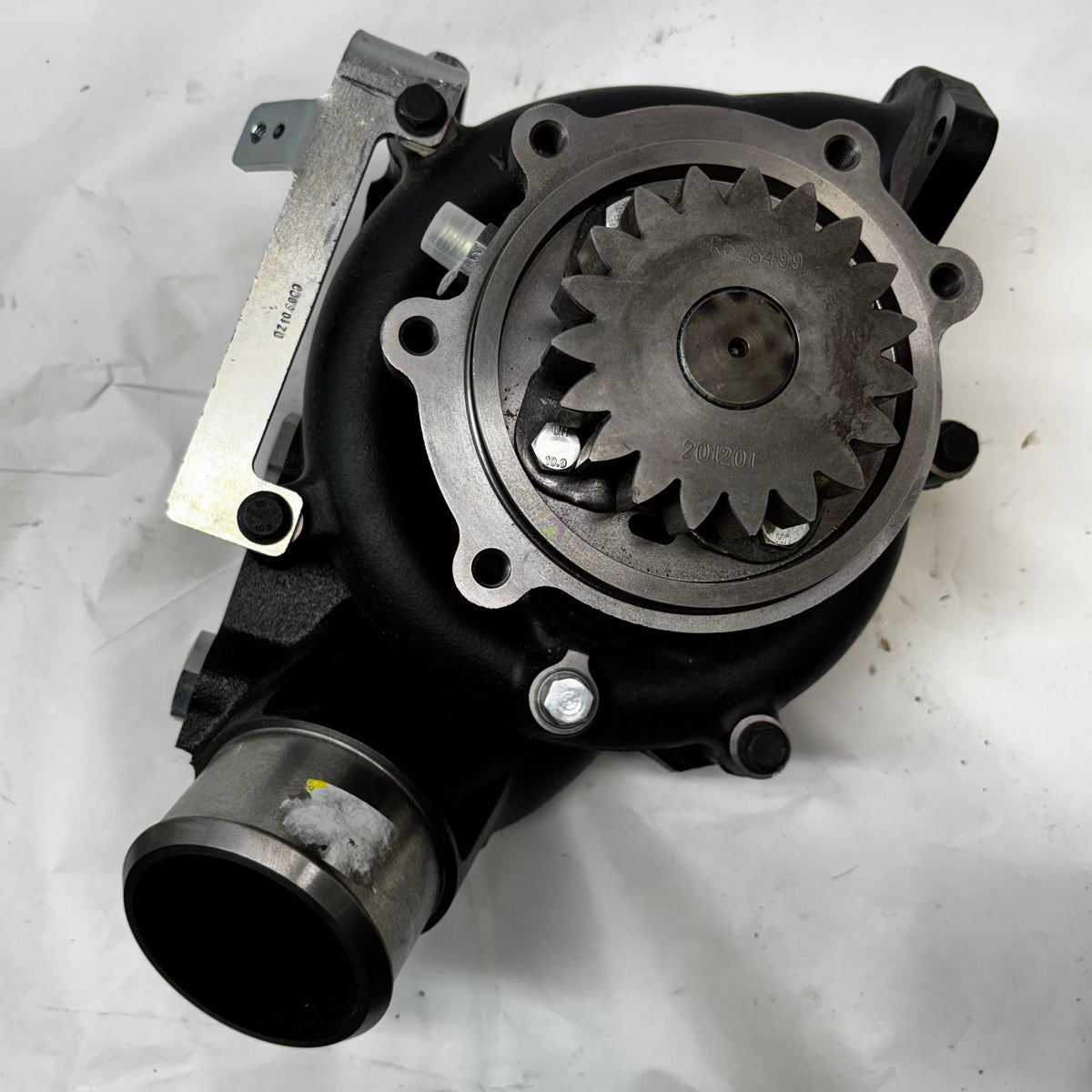 GENUINE JOHN DEERE WATER PUMP TRACTOR DOZER LOADER COMBINE DZ115195 R586756