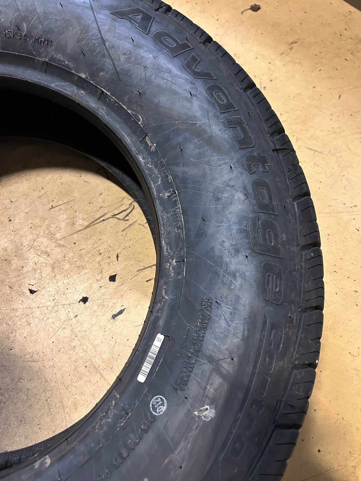 BFGOODRICH ADVANTAGE CONTROL ALL SEASON BSW P 215 70 15 98H  TIRE 00939