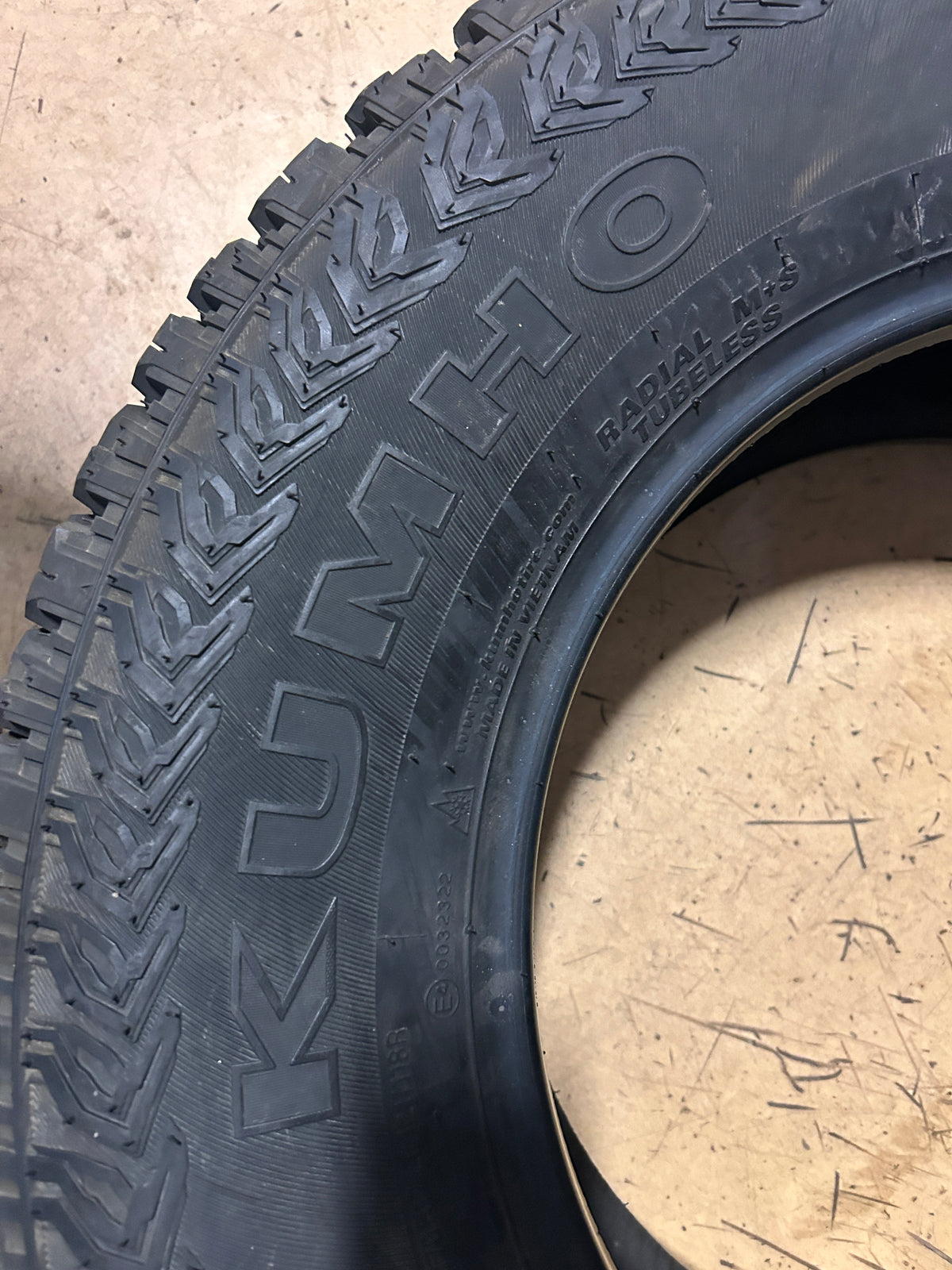 KUMHO ROAD VENTURE AT51 BSW LT 265 70 17 121/118R 10PLY ALL TERRAIN TIRE 2177723