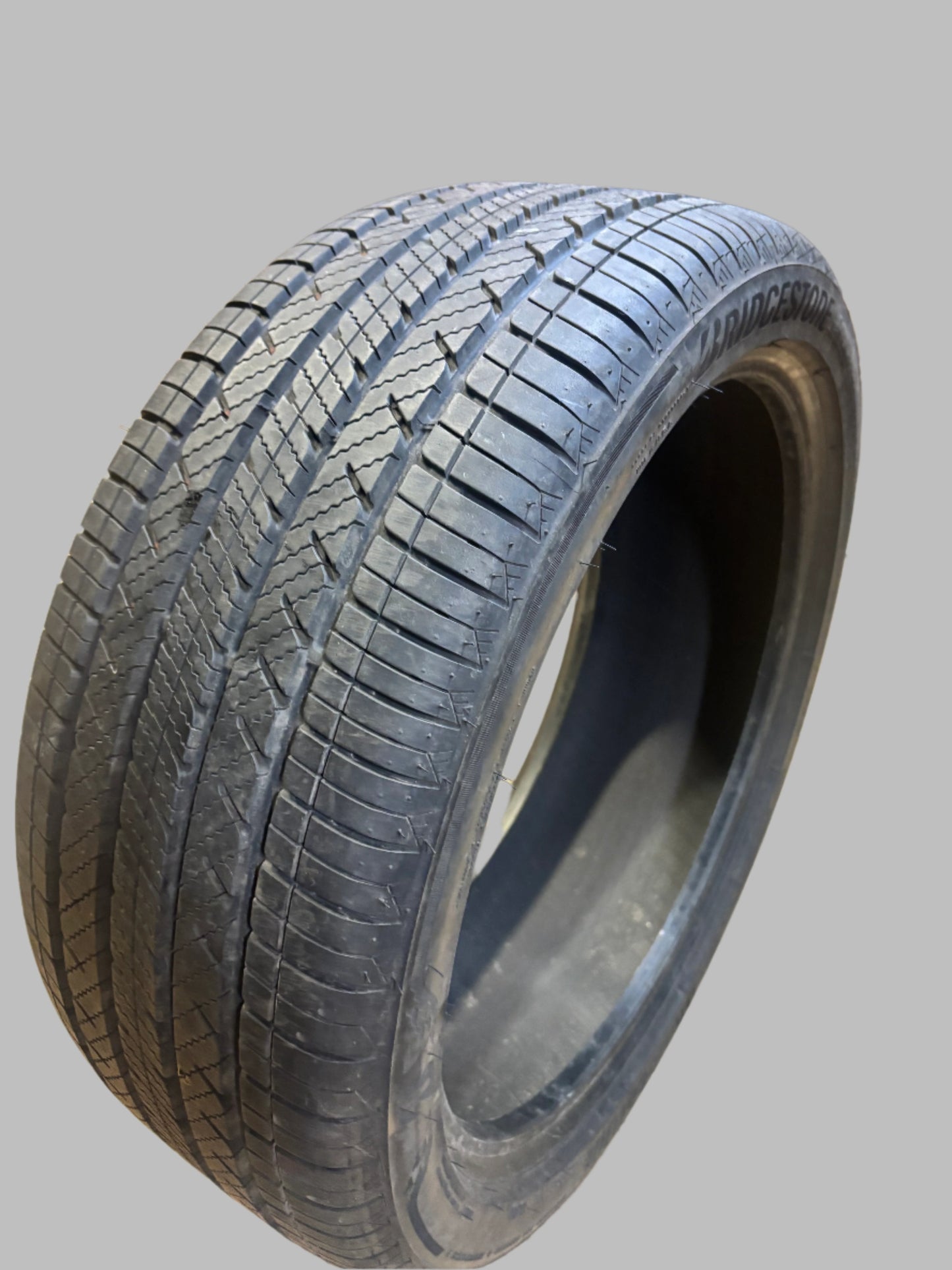 USED 8/32” OF 9/32” DTO BRIDGESTONE TURANZA LS100 BSW P 235/40R19 92V SL ALL SEASON TIRE 004437
