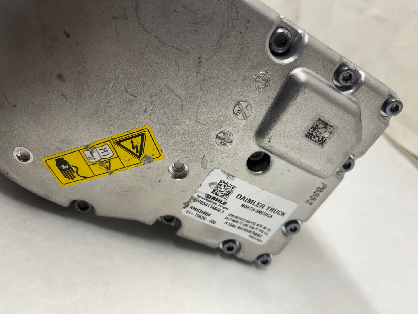 FREIGHTLINER AC COMPRESSOR 57CC 400V ERC MAHLE 22-79626-000 DAMAGED - 3