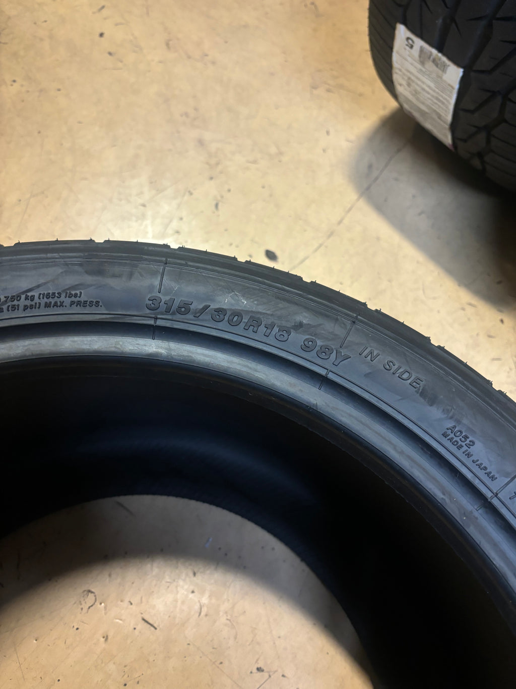 YOKOHAMA ADVAN A052 P 315 30 18 98Y PERFORMANCE TRACK TIRE 110115219