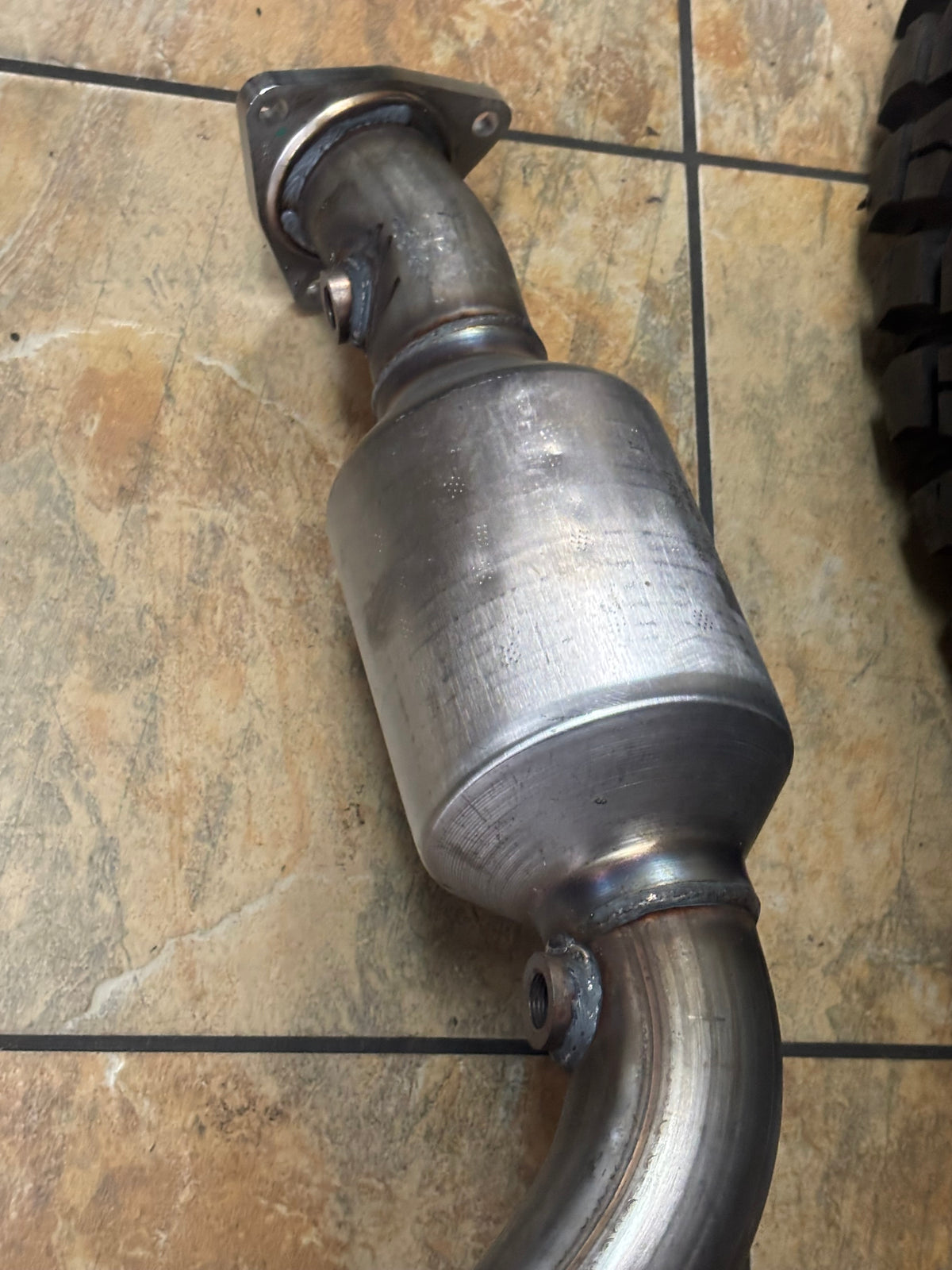MAGNAFLOW DIRECT-FIT CATALYTIC CONVERTER FOR GMC CHEVY 16-20 52642