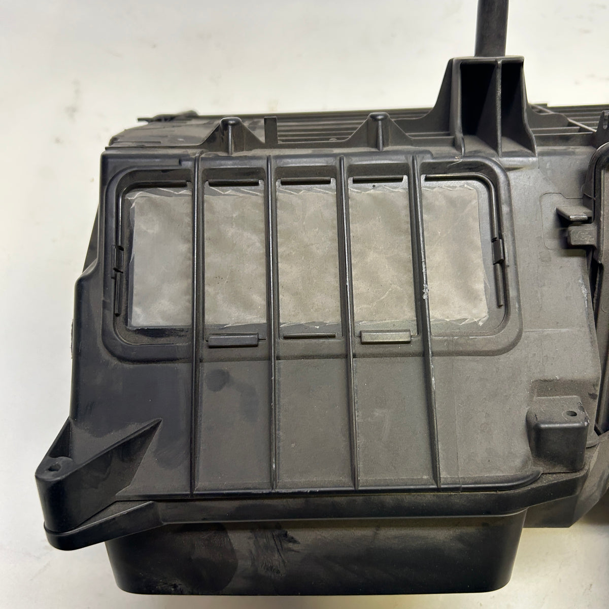 PORSCHE AIR FILTER AND HOUSING ASSEMBLY SLIGHT DAMAGE SHOWN  99711002231