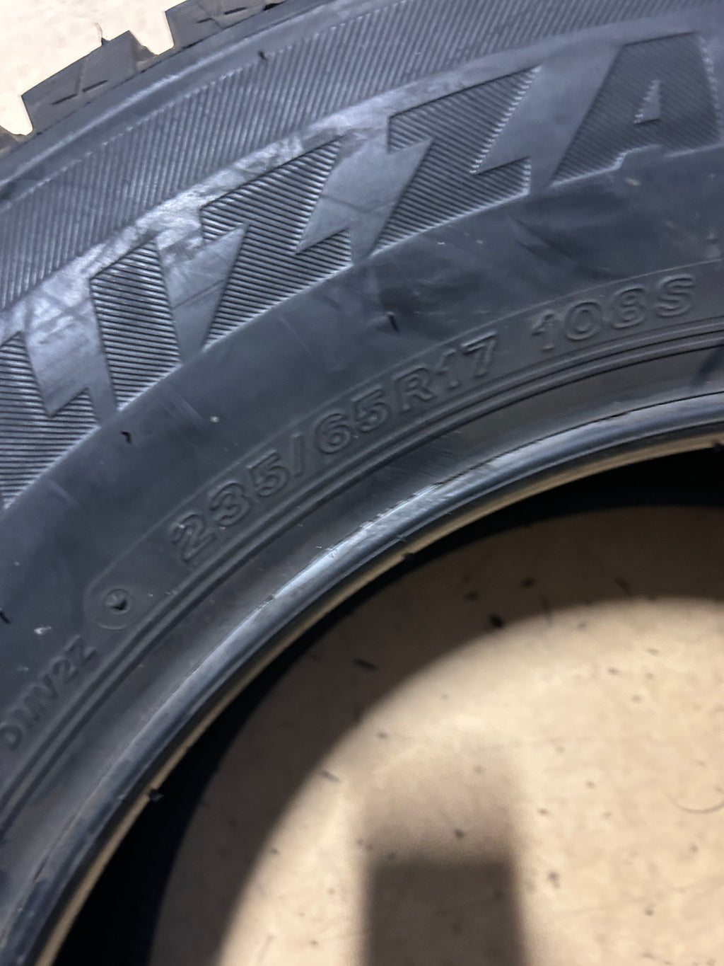 BRIDGESTONE BLIZZAK DM-V2 BSW P 235 65 17 108S XL WINTER TIRE 015743