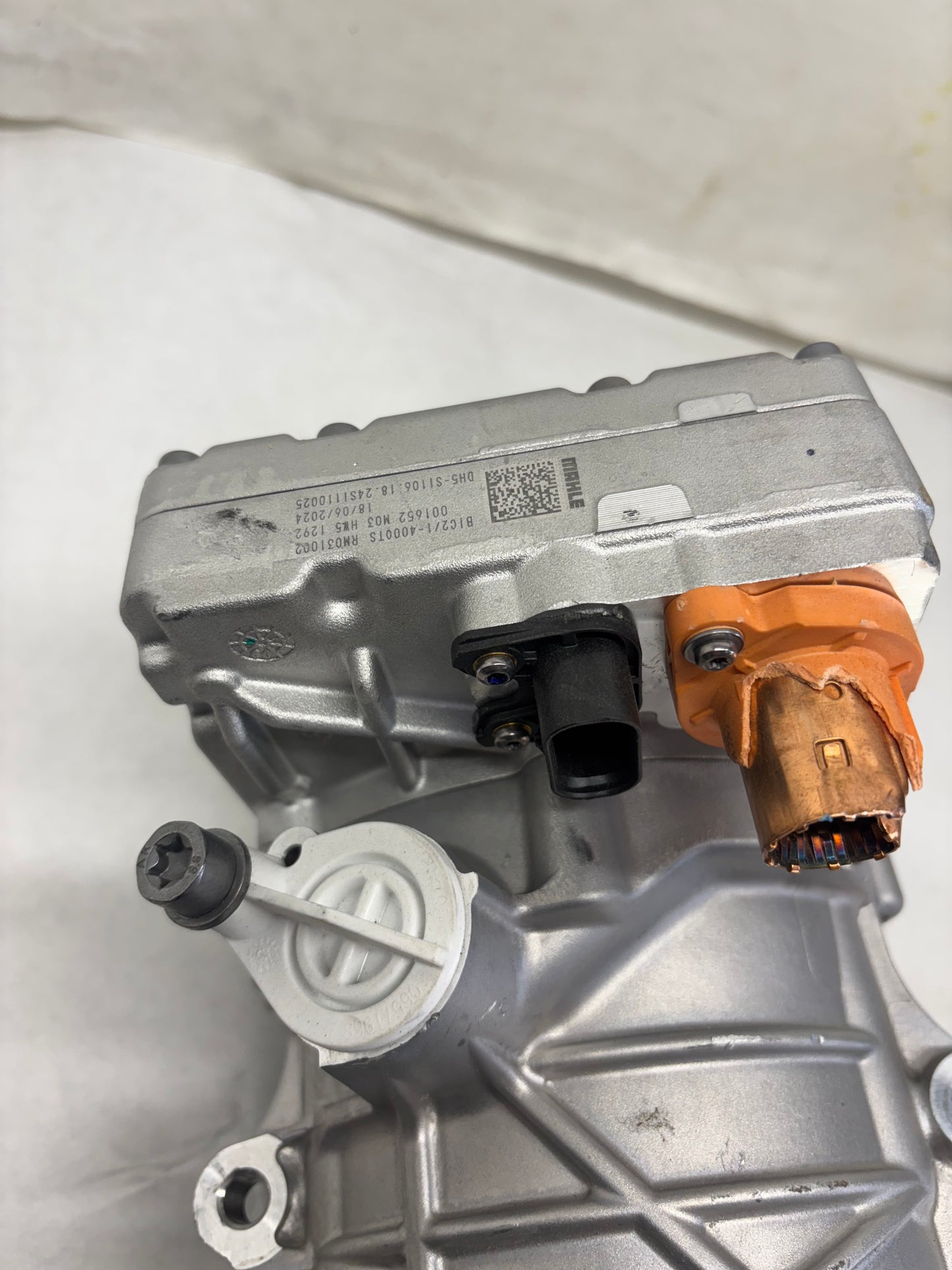 FREIGHTLINER AC COMPRESSOR 57CC 400V ERC MAHLE 22-79626-000 DAMAGED - 2