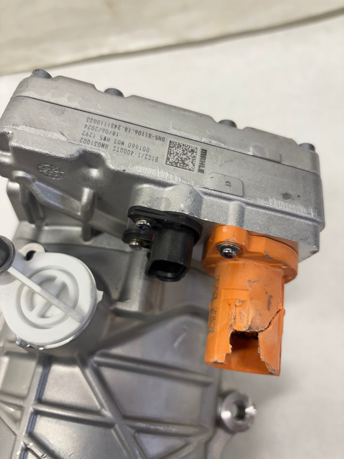 FREIGHTLINER AC COMPRESSOR 57CC 400V ERC MAHLE 22-79626-000 DAMAGED - 3