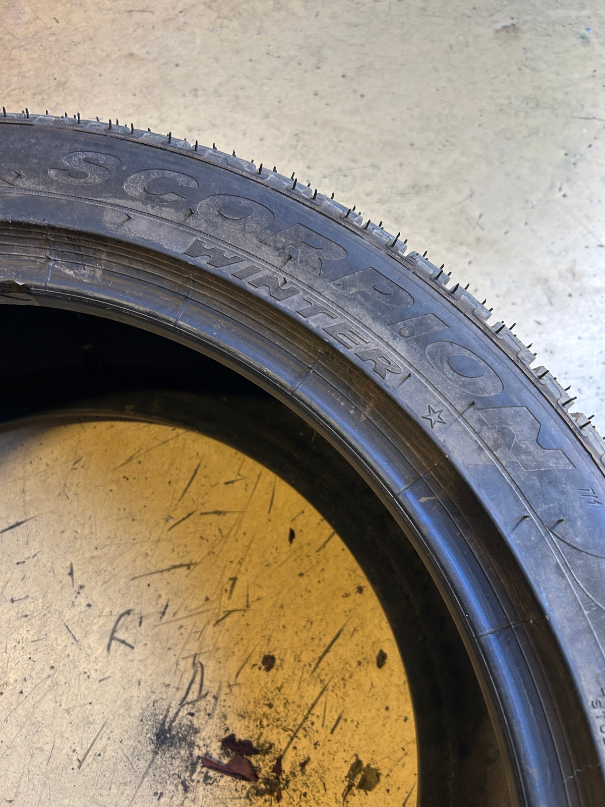 USED 9/32" PIRELLI SCORPION WINTER BSW P 285 40 20 108V XL WINTER TIRE 2378300