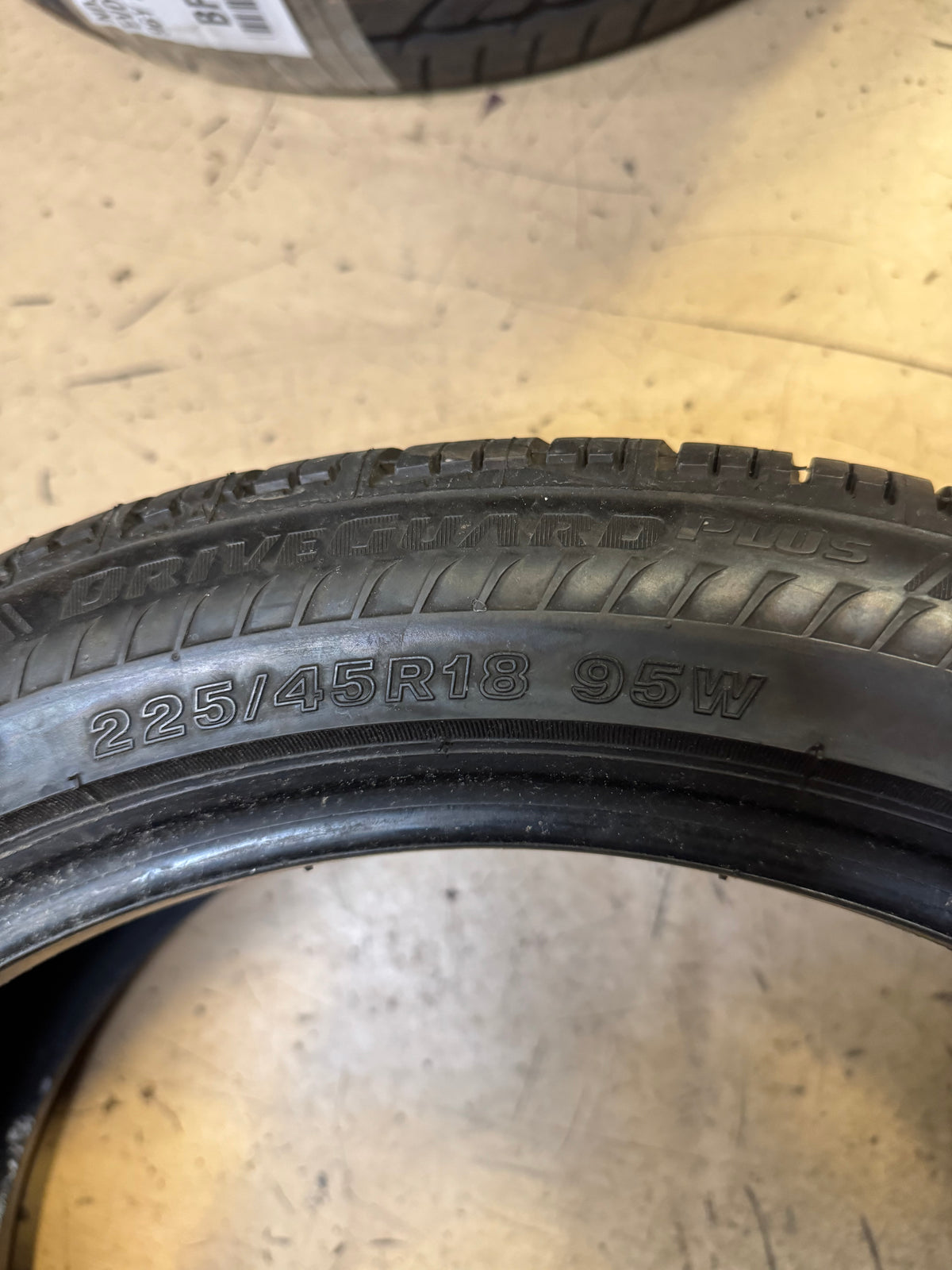 USED BRIDGESTONE DRIVEGUARD PLUS (RFT) BSW P 225 45 18 95W XL TIRE 006481