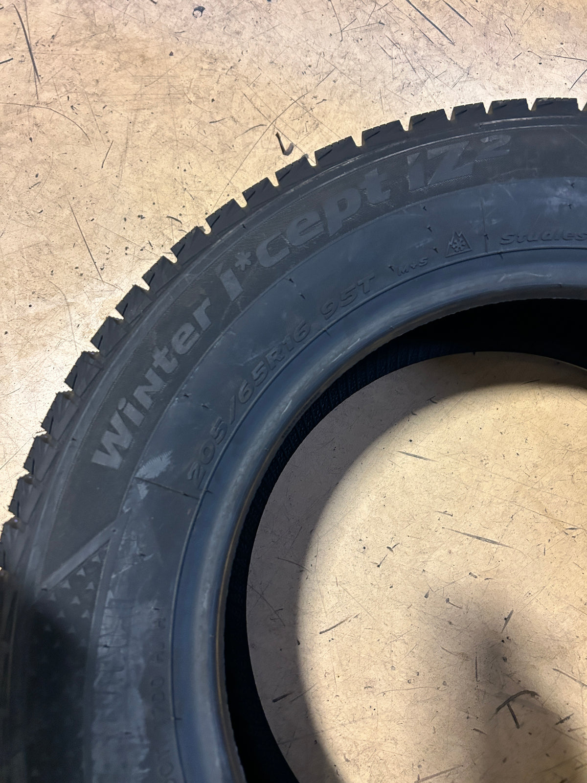 NOS HANKOOK WINTER ICEPT IZ2 BSW P 205 65 16 95T WINTER TIRE 1020344