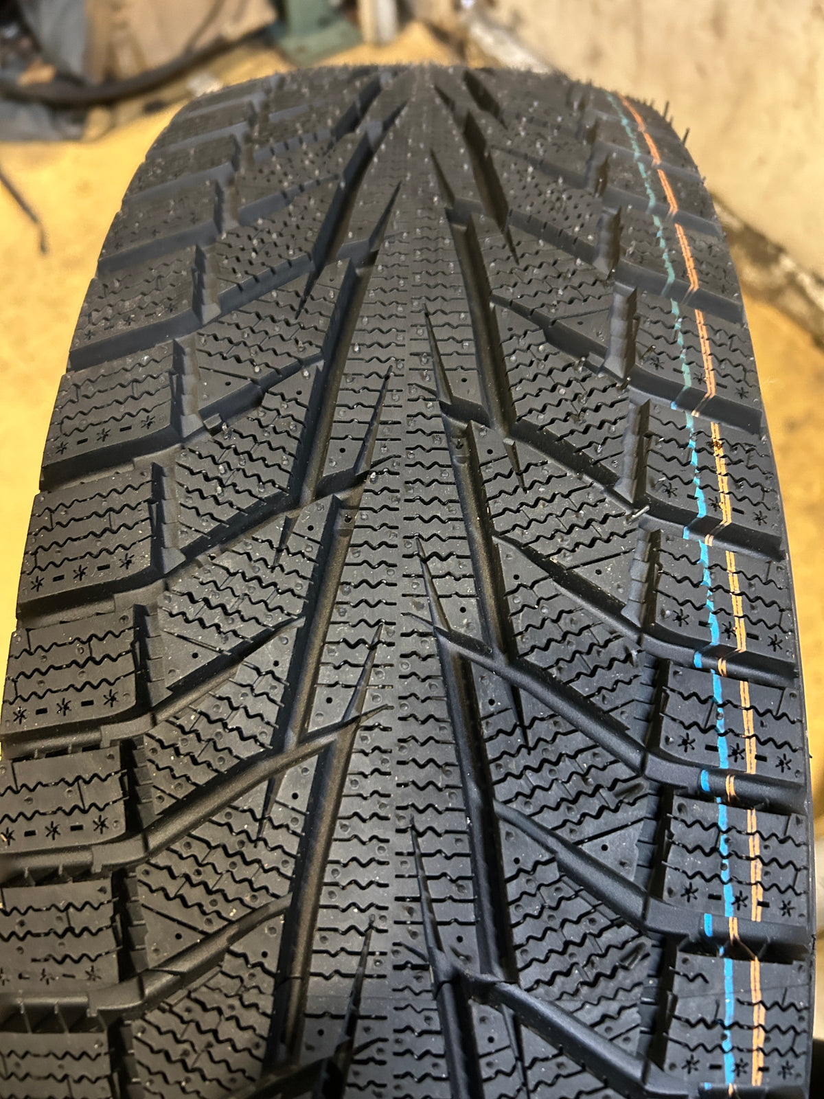 NOS HANKOOK WINTER ICEPT IZ2 BSW P 215 70 15 98T WINTER TIRE 1020114