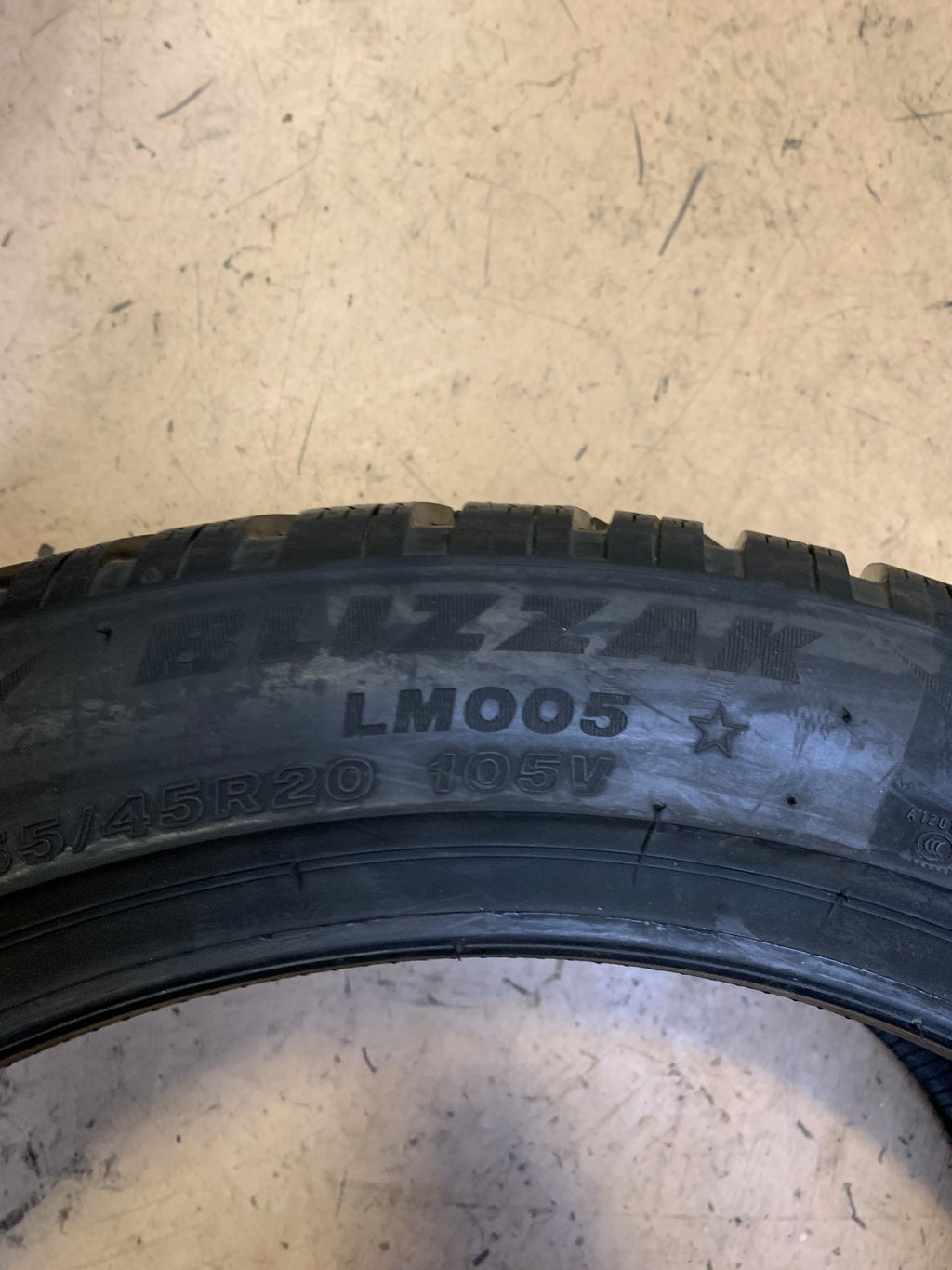 BRIDGESTONE BLIZZAK LM005 BSW P 255 45 20 105V XL WINTER TIRE 14398