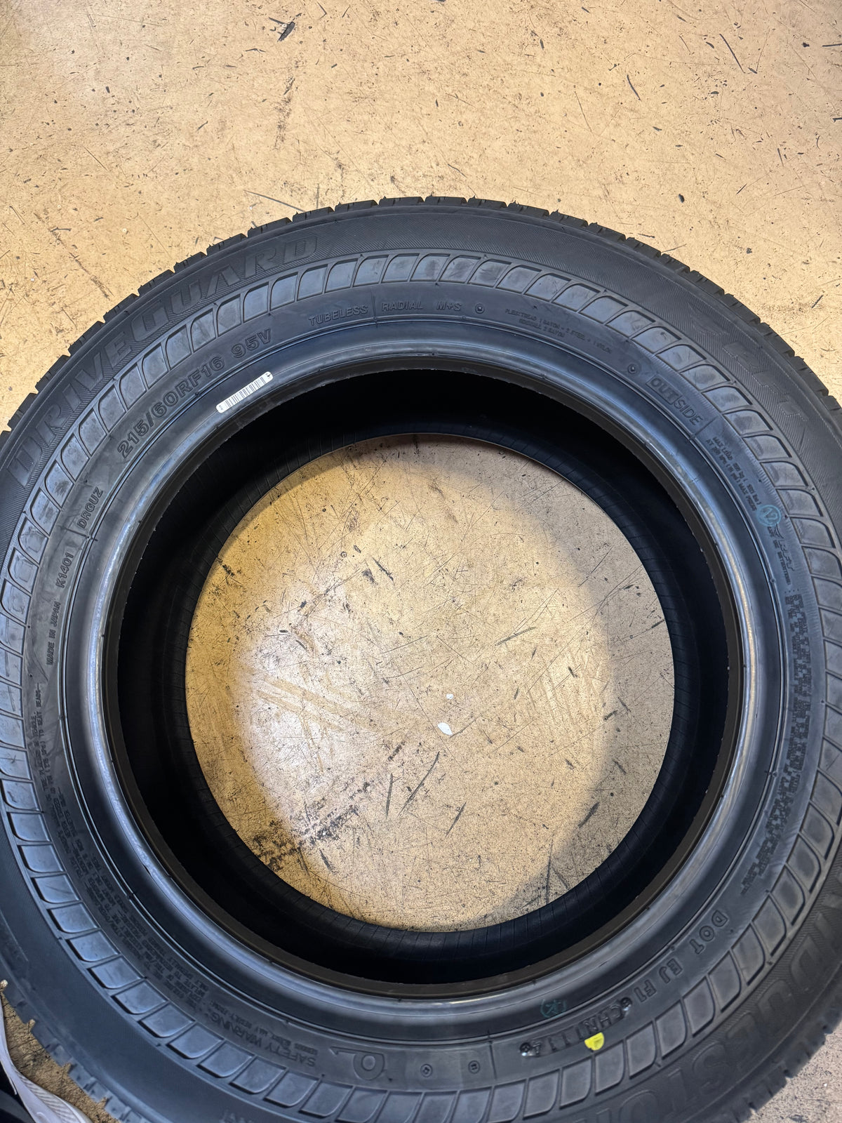 2 NOS BRIDGESTONE DRIVEGUARD RFT BSW P 215 60 16 95V ALL SEASON TIRE 011561
