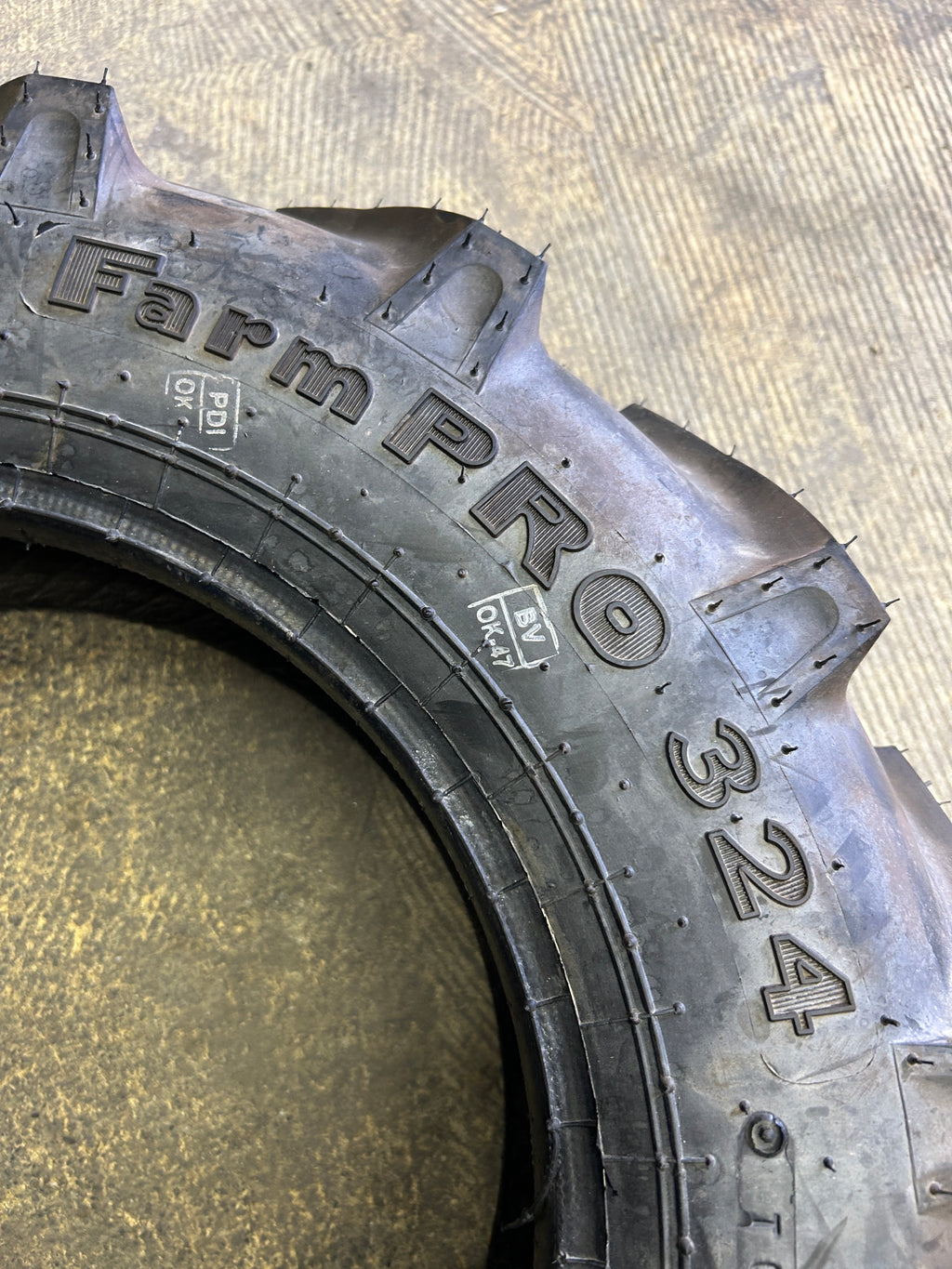 ALLIANCE FARMPRO 324 BSW 5 12 6PLY FARM TIRE 32401105