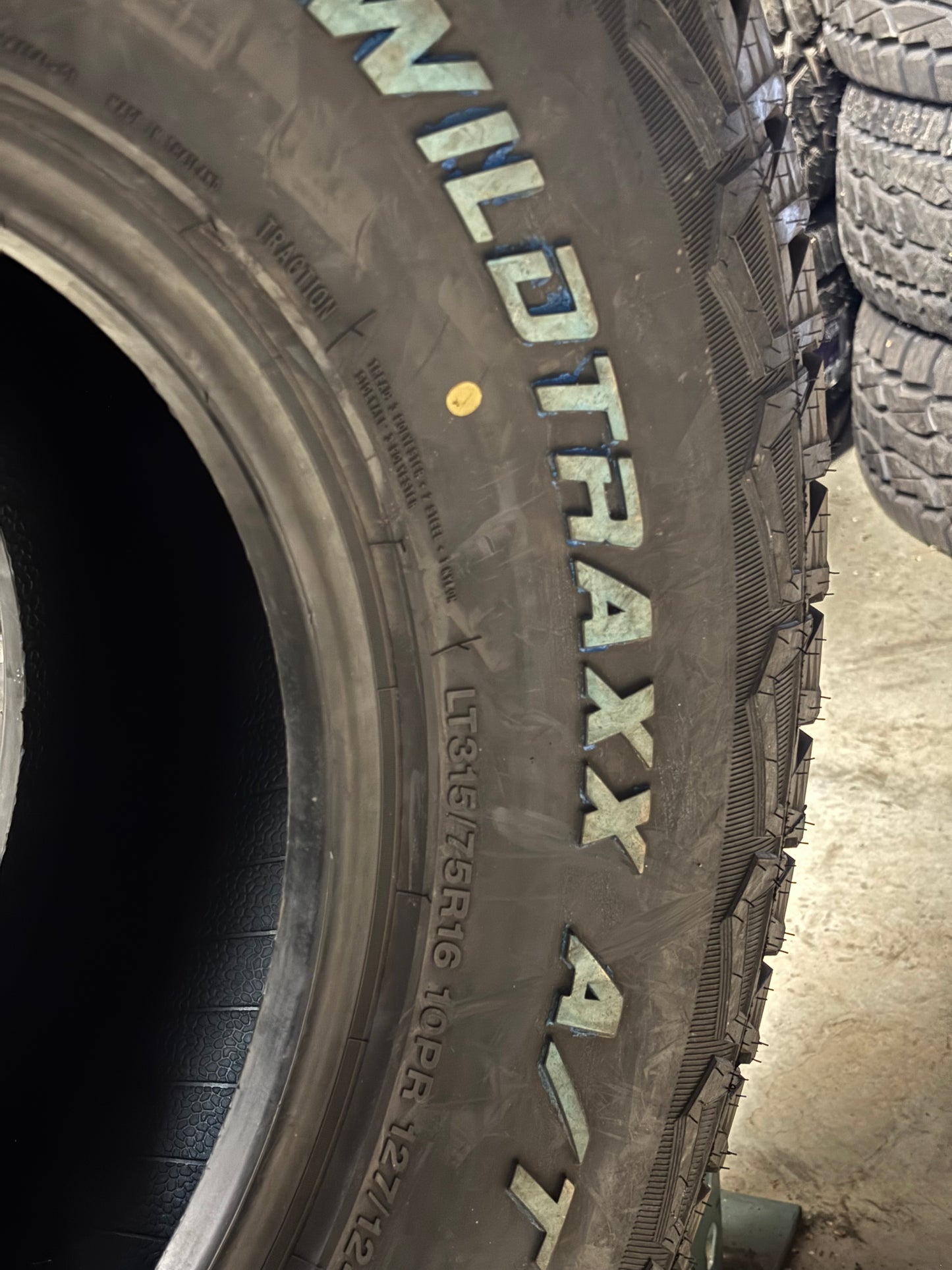 LANDSPIDER WILDTRAXX A/T WL BSW LT 315 75 16 127/124S LRE 10PLY ALL TERRAIN  TIRE LREE4LA