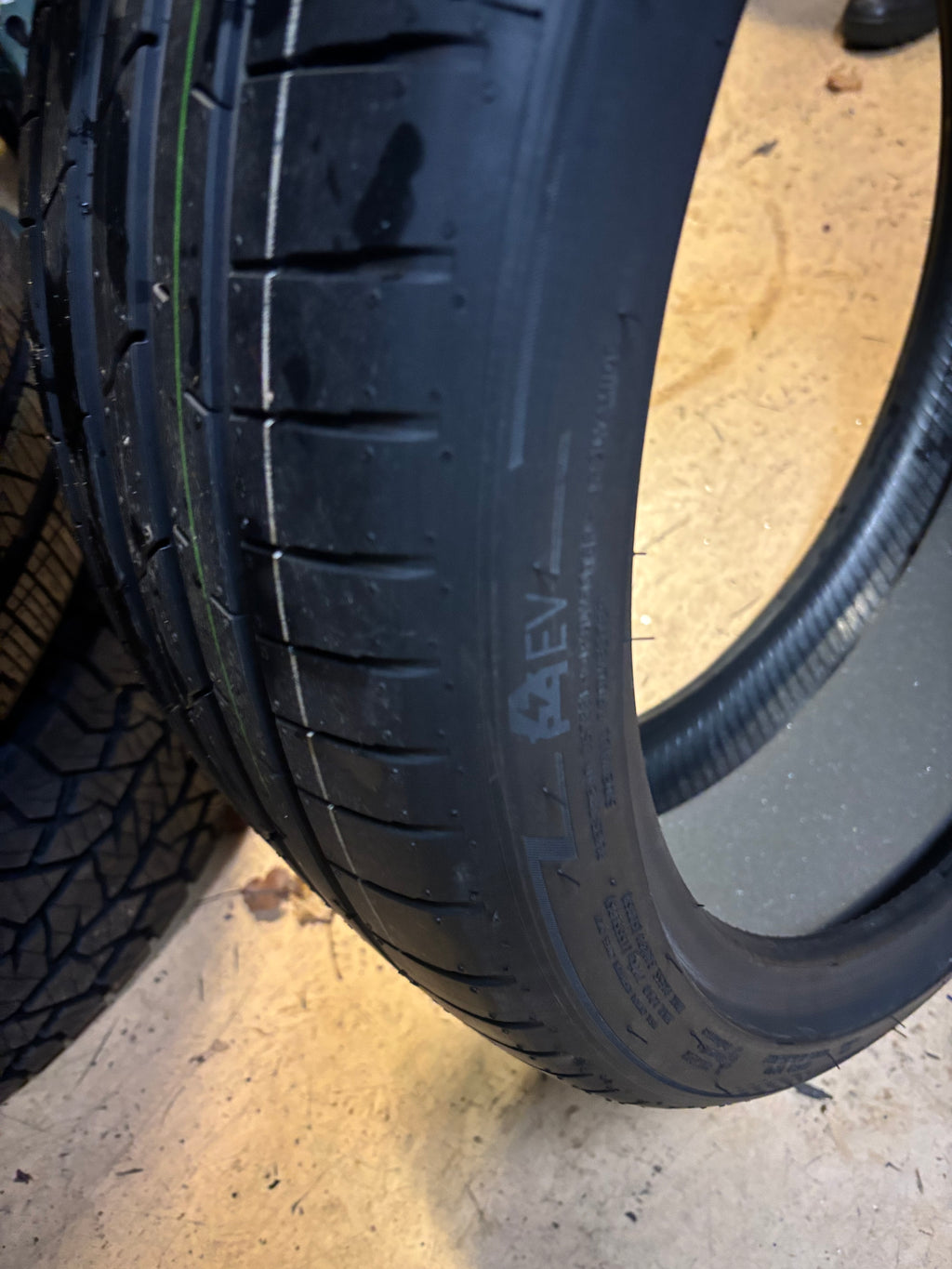 HANKOOK ION EVO IK01 EV (FOAM) P 245 35 21 96Y XL ALL SEASON TIRE 1033440