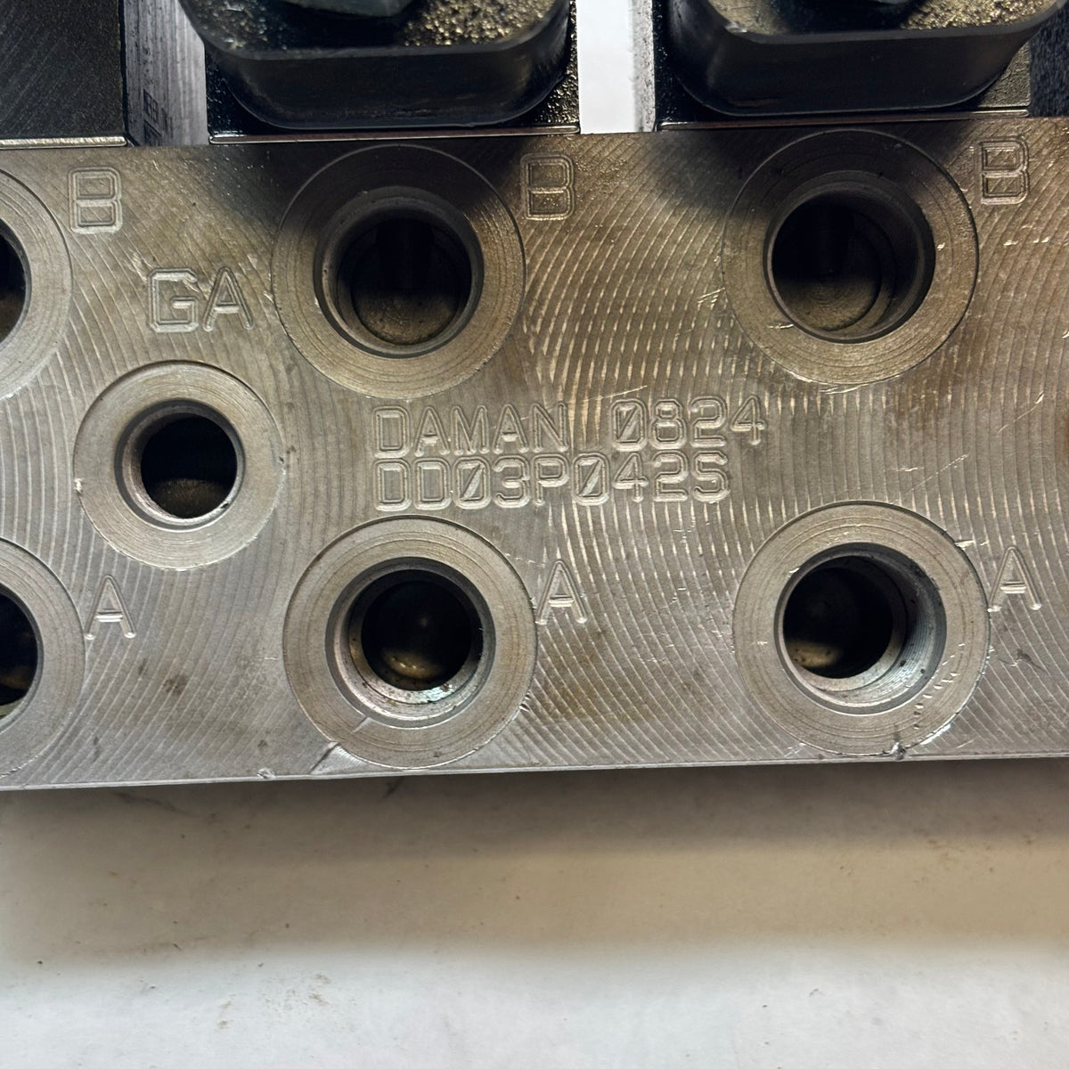 DAMAN HYDRAULIC SOLENOID VALVE ASSEMBLY WITH MANIFOLD DD03P042S