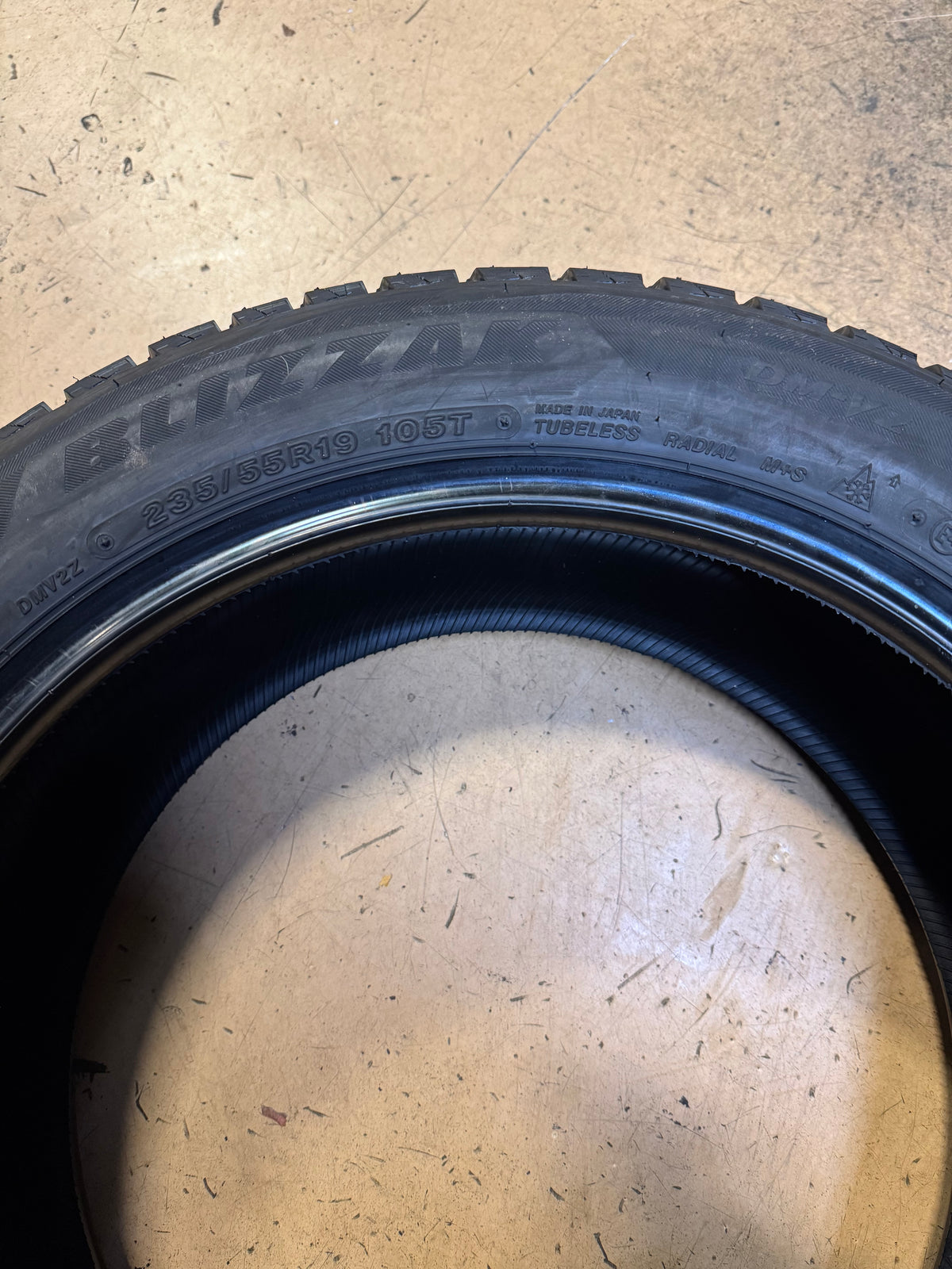 BRIDGESTONE BLIZZAK DM-V2 BSW P 235 55 19 105T XL WINTER TIRE 015913